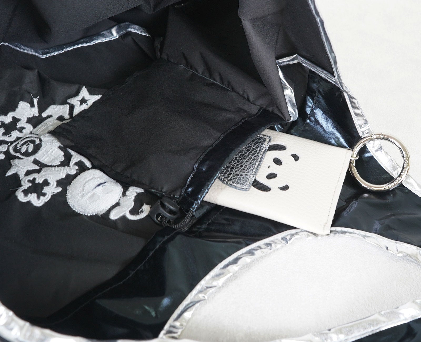 一体型ポーチは、鍵などの収納ポケットとしても活躍