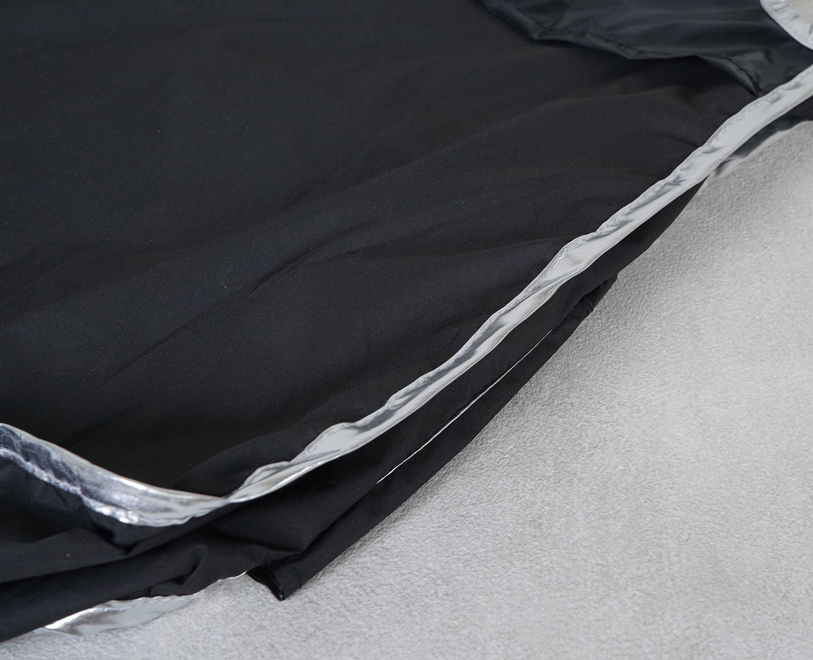 丁寧なパイピングで、内側まで上品に