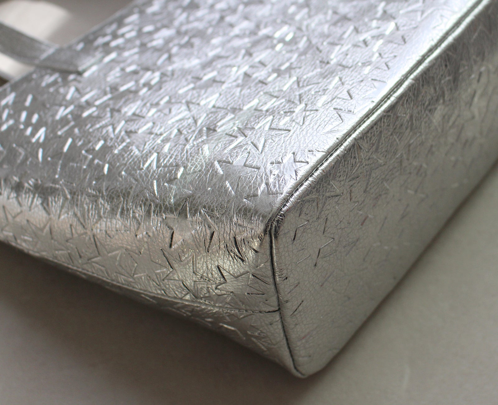 イタリアンレザーにスターの型押しを施した、特別感あふれるレザーを採用。