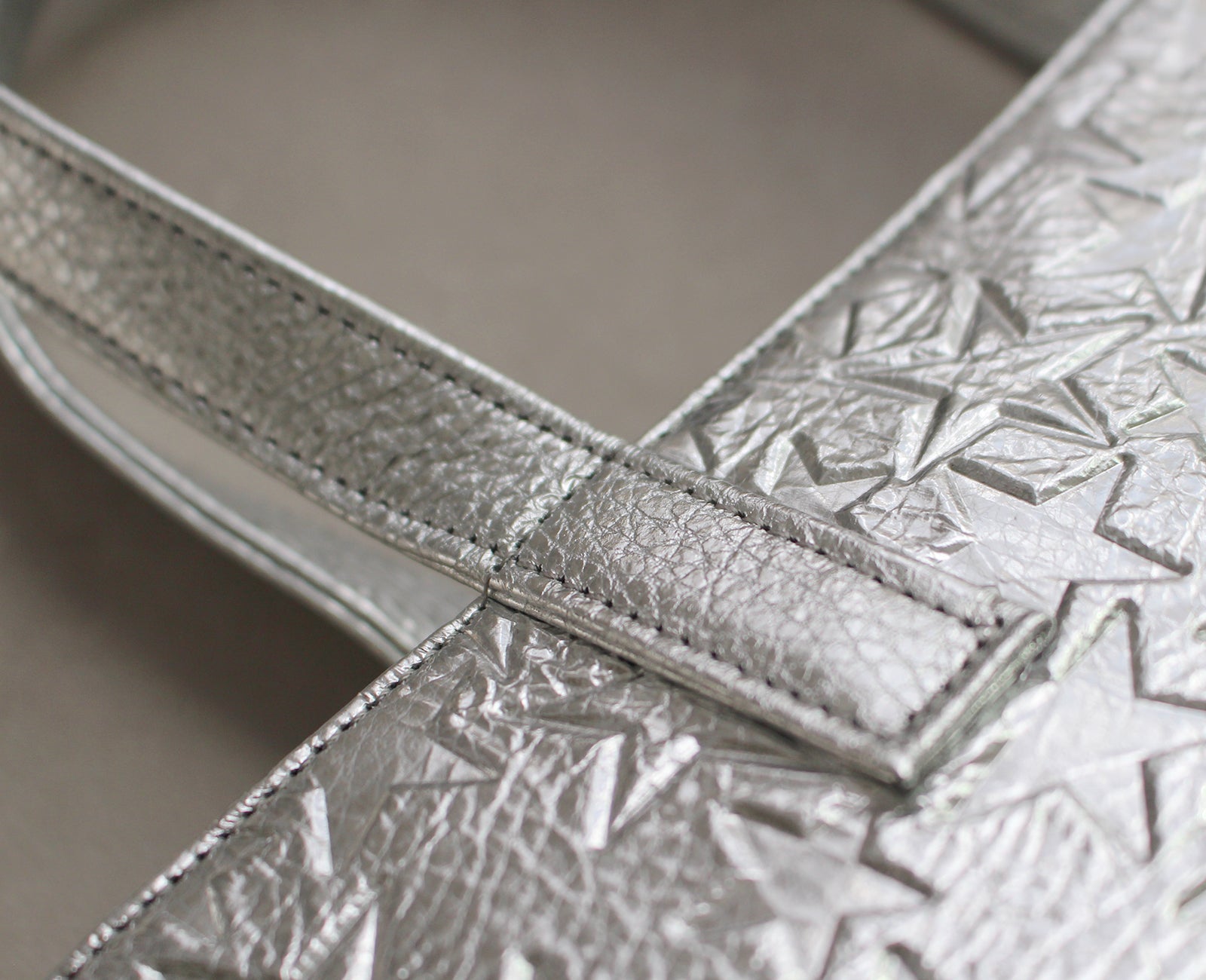 丁寧で美しいステッチ。
細部まで行き届いた縫製が、バッグ全体の洗練された佇まいを生み出しています。