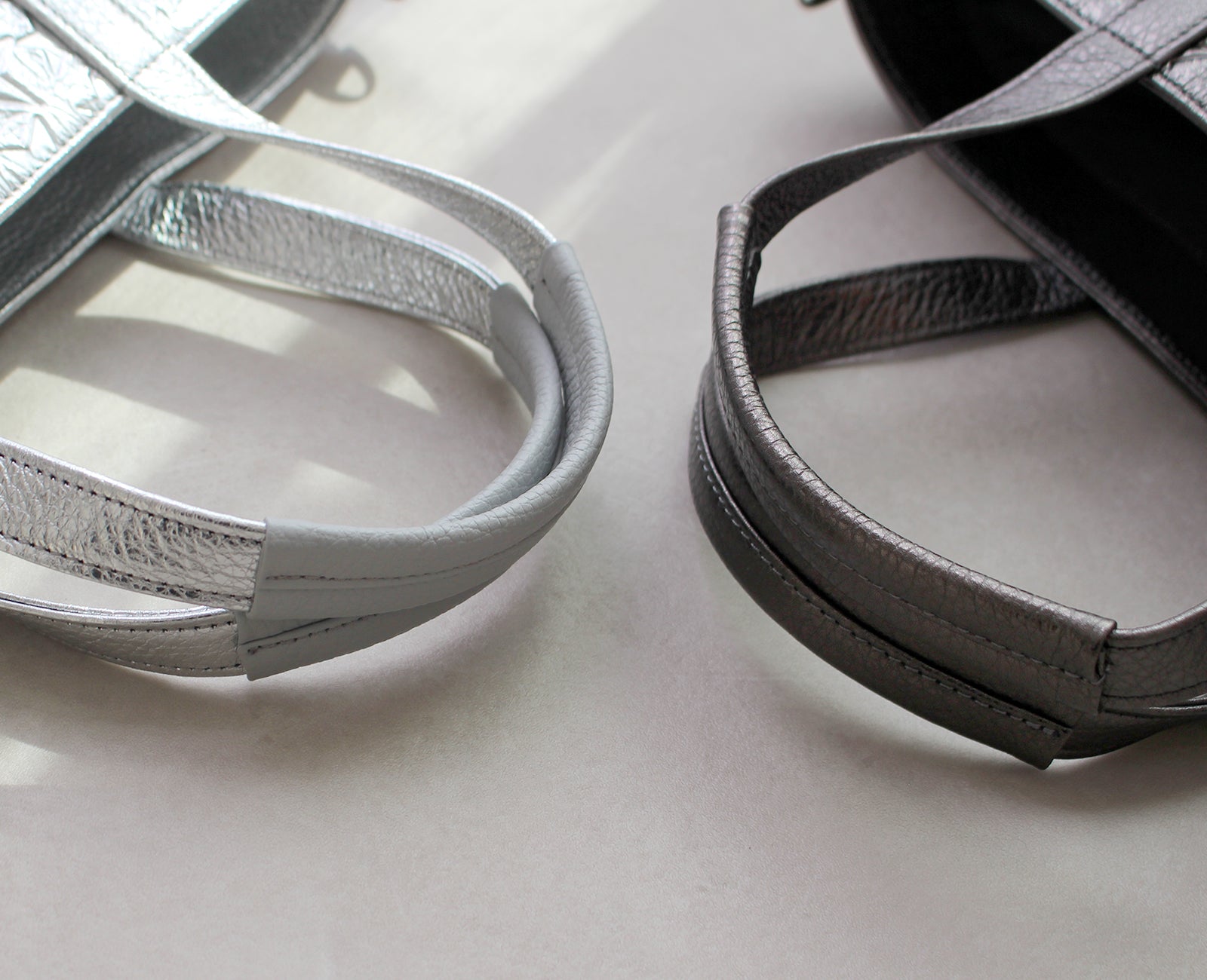 手に触れる部分にはレザーを重ね、ふっくらとした持ち心地に仕上げました。手にやさしく馴染むハンドルです。