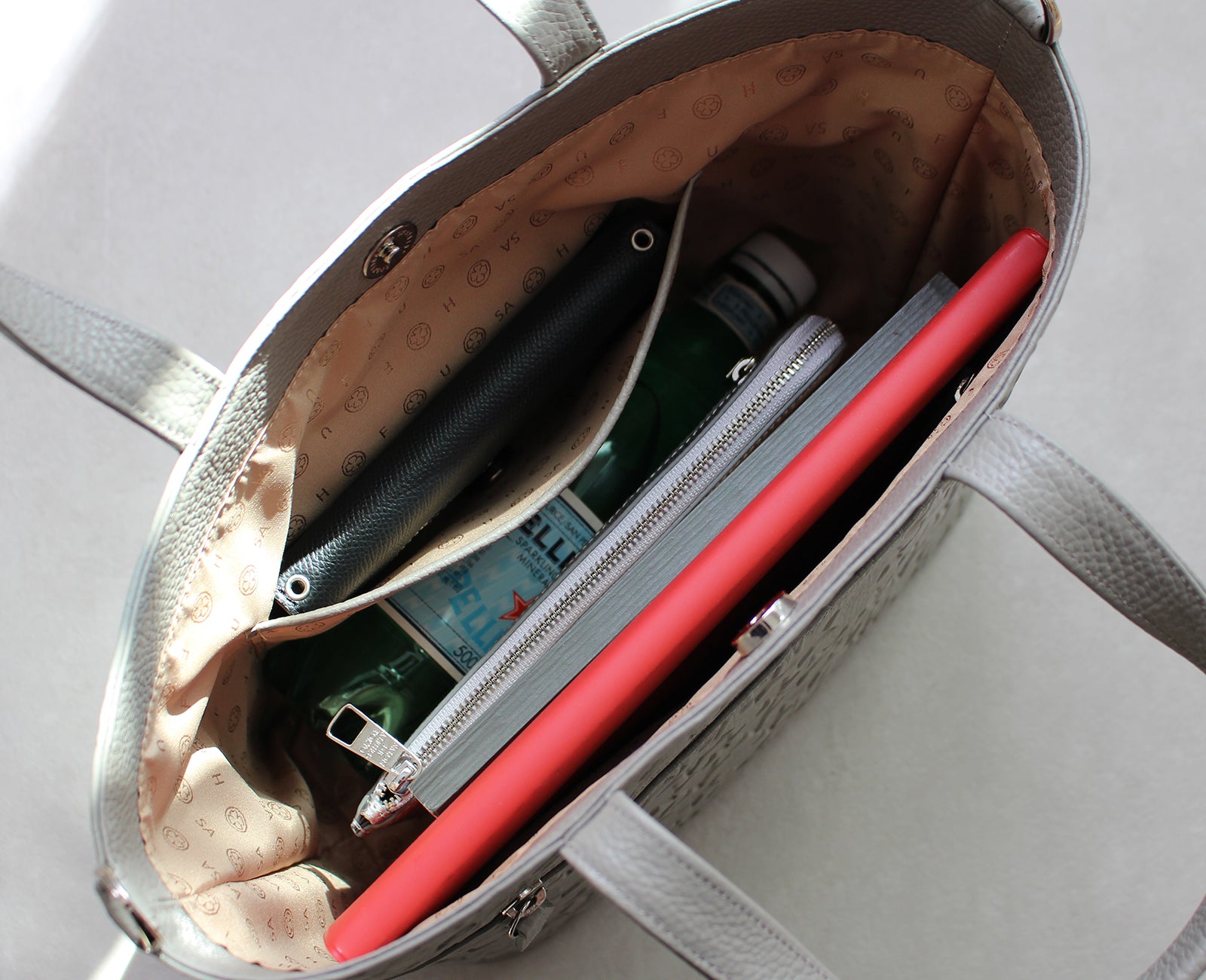 デイリーからオンタイムまで活躍するサイズ感。500mlのペットボトルやB5サイズの書類もすっぽり収納。