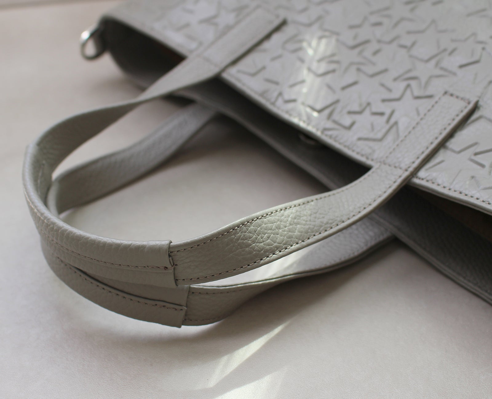 腕に掛けても、手に持ってもバランスよく持てる、計算されたハンドルの高さ。