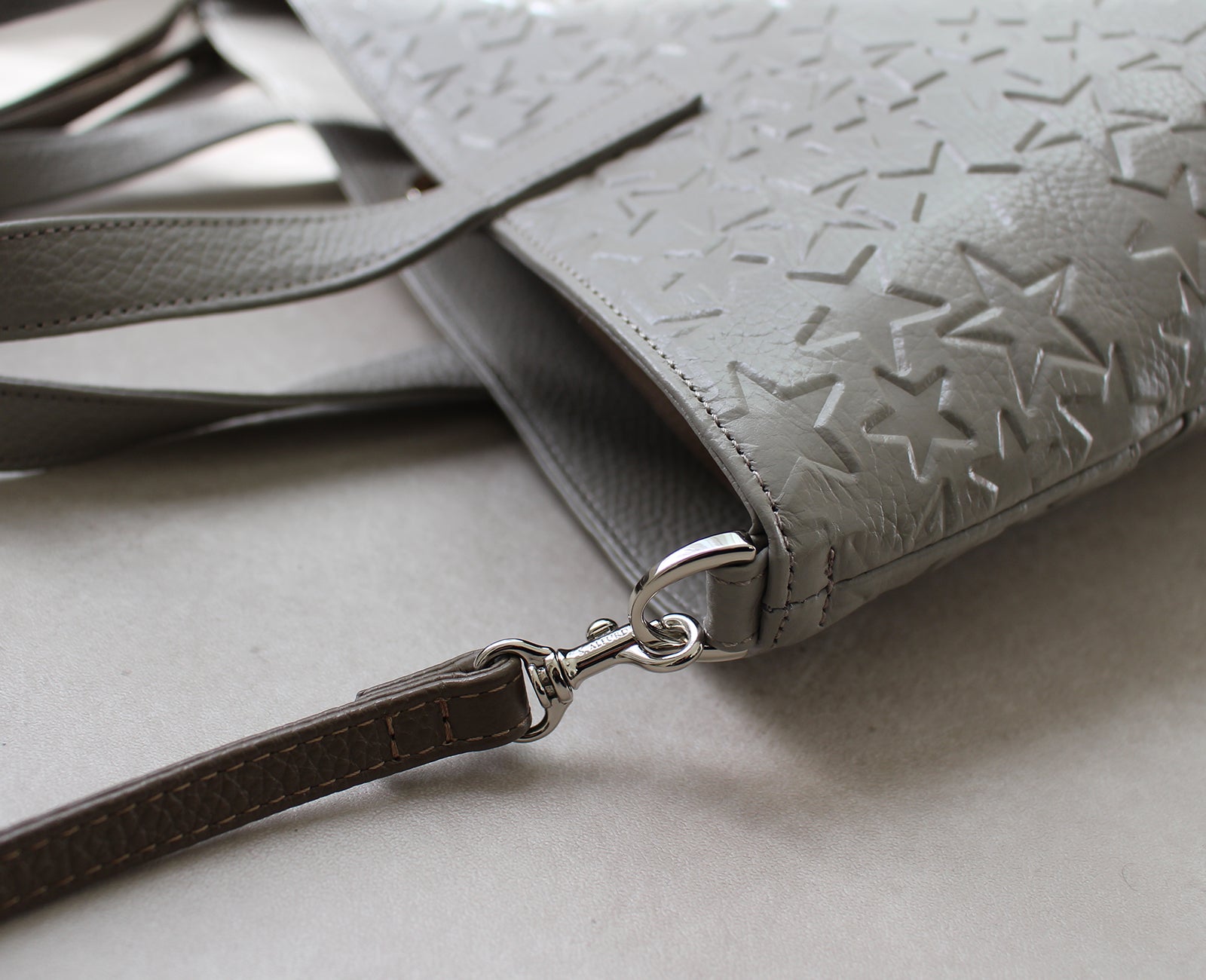 お手持ちのロングショルダーを付ければショルダーバッグとして使える2WAY仕様。（※ロングショルダーは別売）