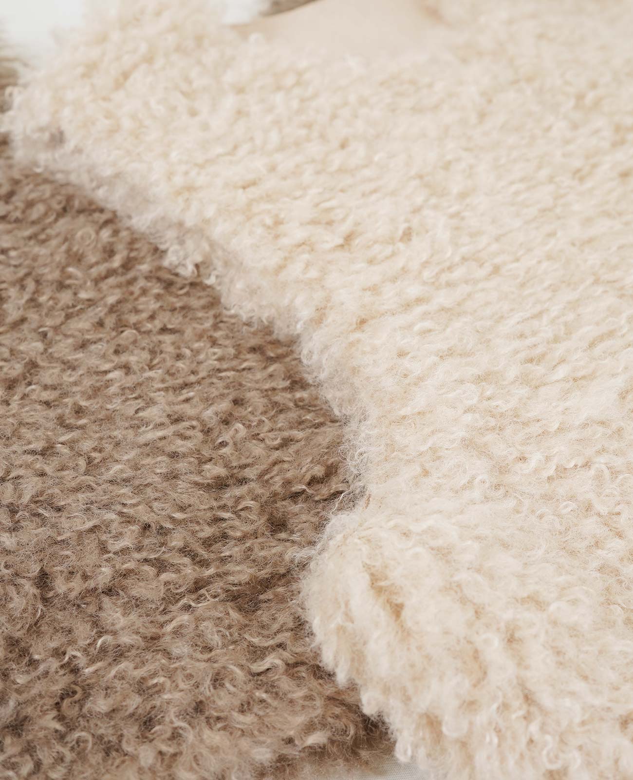 ふんわりくるんとした毛足が特徴のカルガンラム風フェイクファーを使用。柔らかく軽やかな手触りで、上品な印象を添えるベストです。