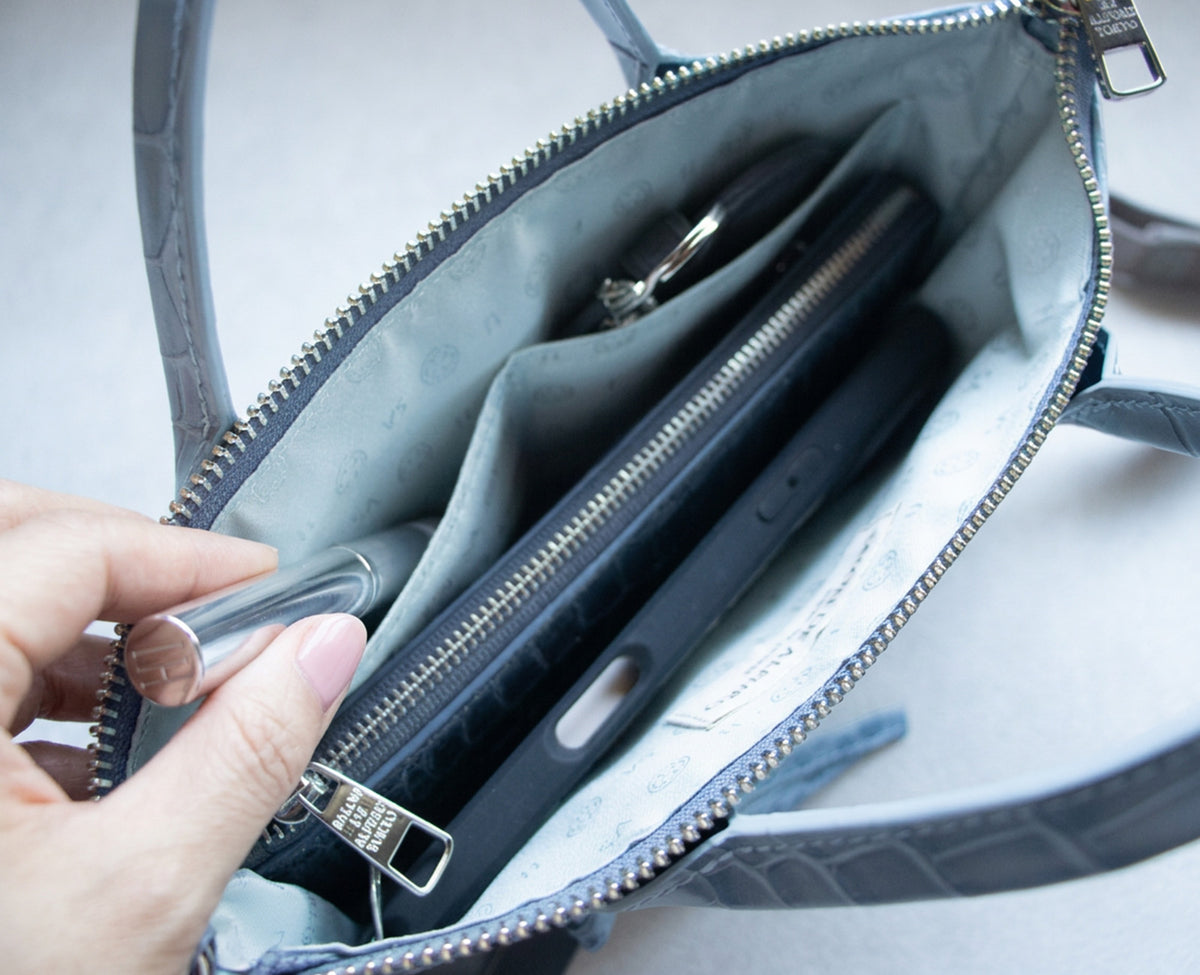 バッグ内側には2つのオープンポケットを装備。迷子になりがちな小さな小物を収納するのに便利です。