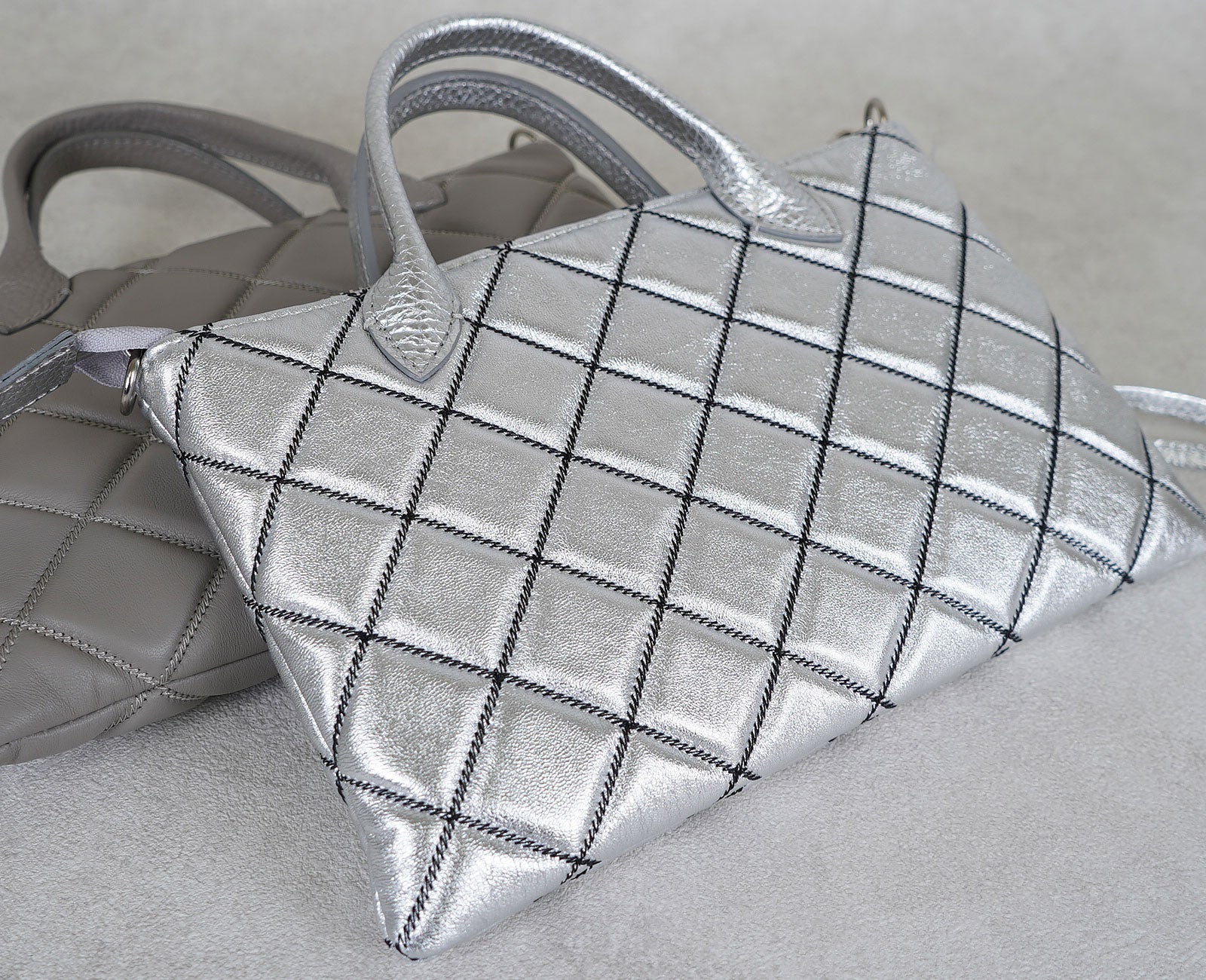 きめ細やかな質感が生む上質感。イタリア製シープレザーを採用