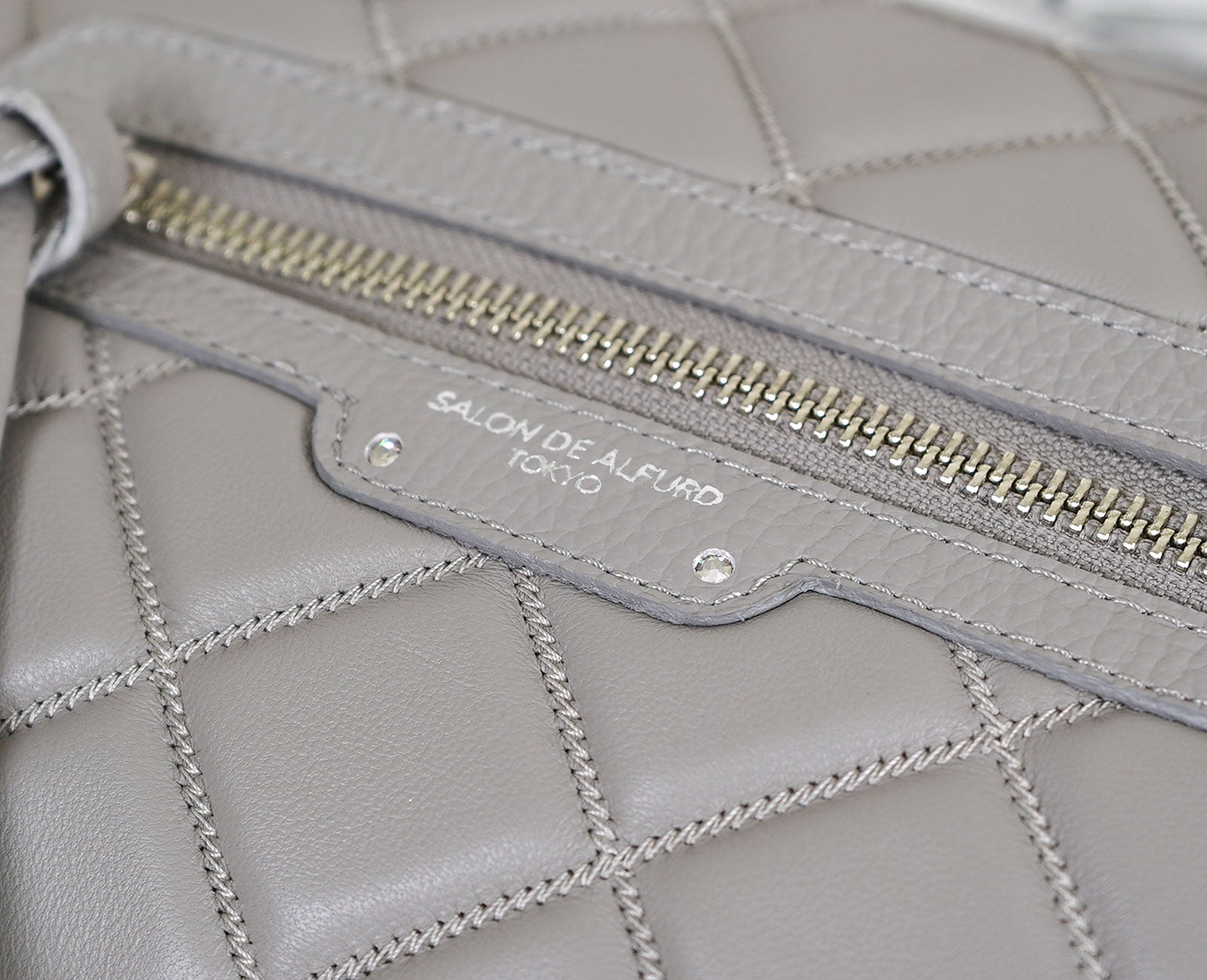 クリスタルガラスのきらめきが、大人の品を引き立てます