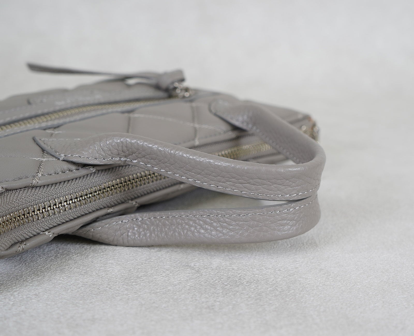 ハンドルには、シュリンクの型押しが美しく施された、イタリア製シュリンク型押しレザーを贅沢に使用