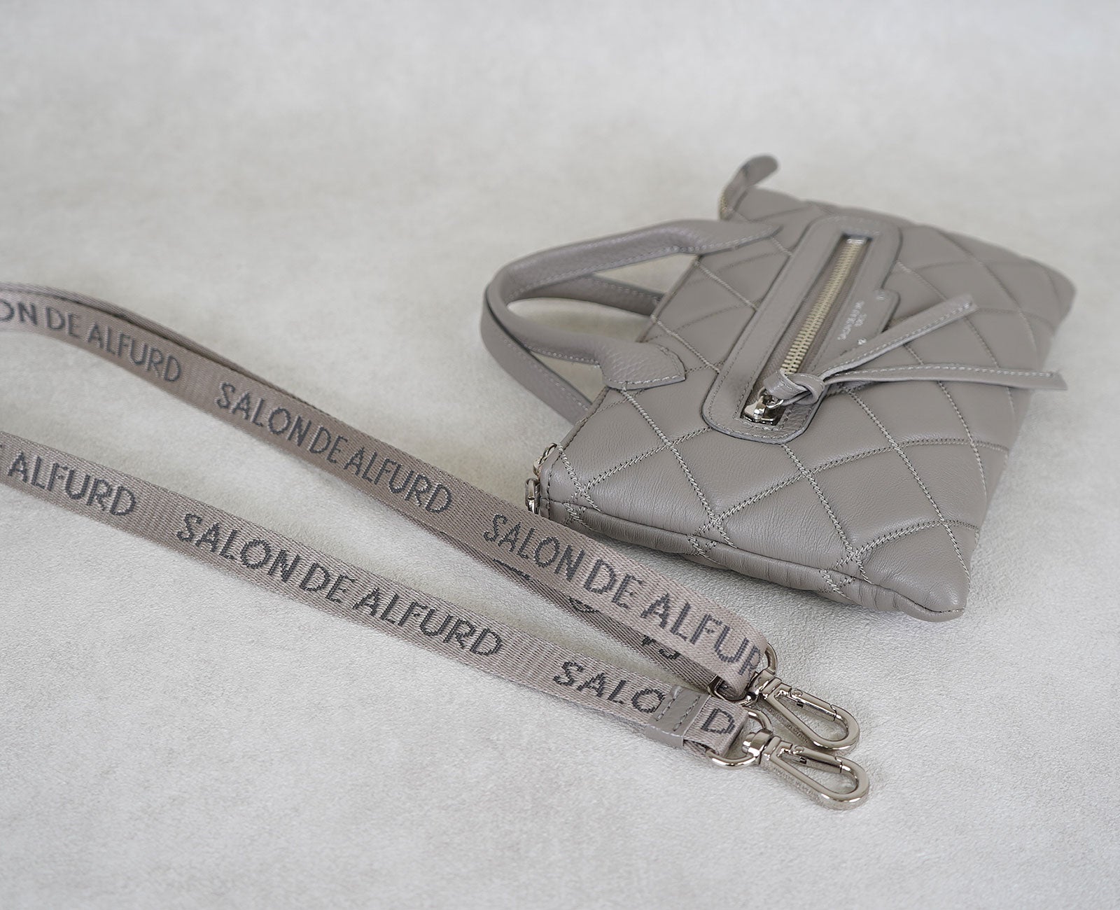 着脱式のロングショルダー付き。ハンドバッグにもショルダー掛けにも、2WAYで楽しめます