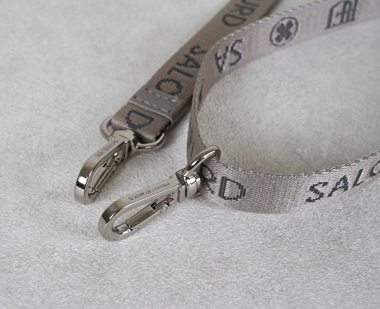 ロゴ入り金具を採用し、細部まで丁寧に仕上げました