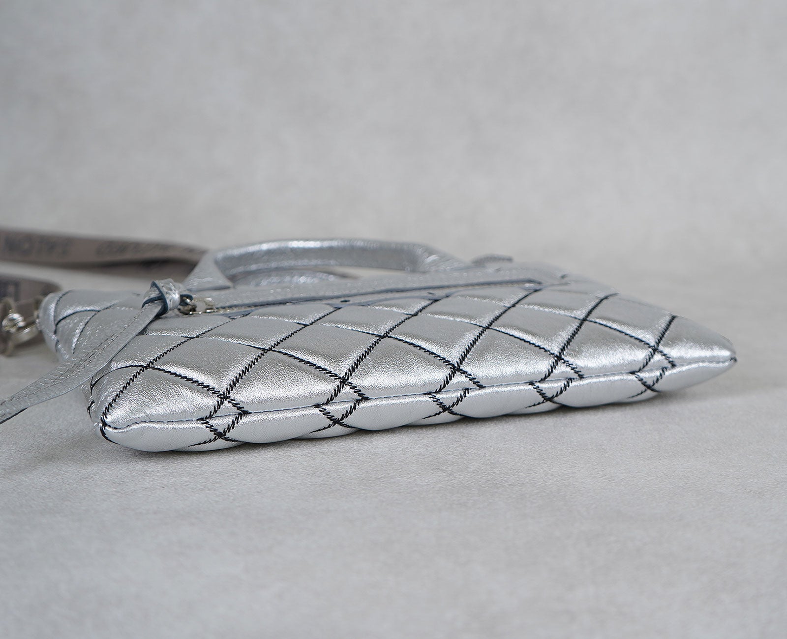 しなやかなレザーを活かした、マチなしのすっきりボディ。使い勝手も優れています