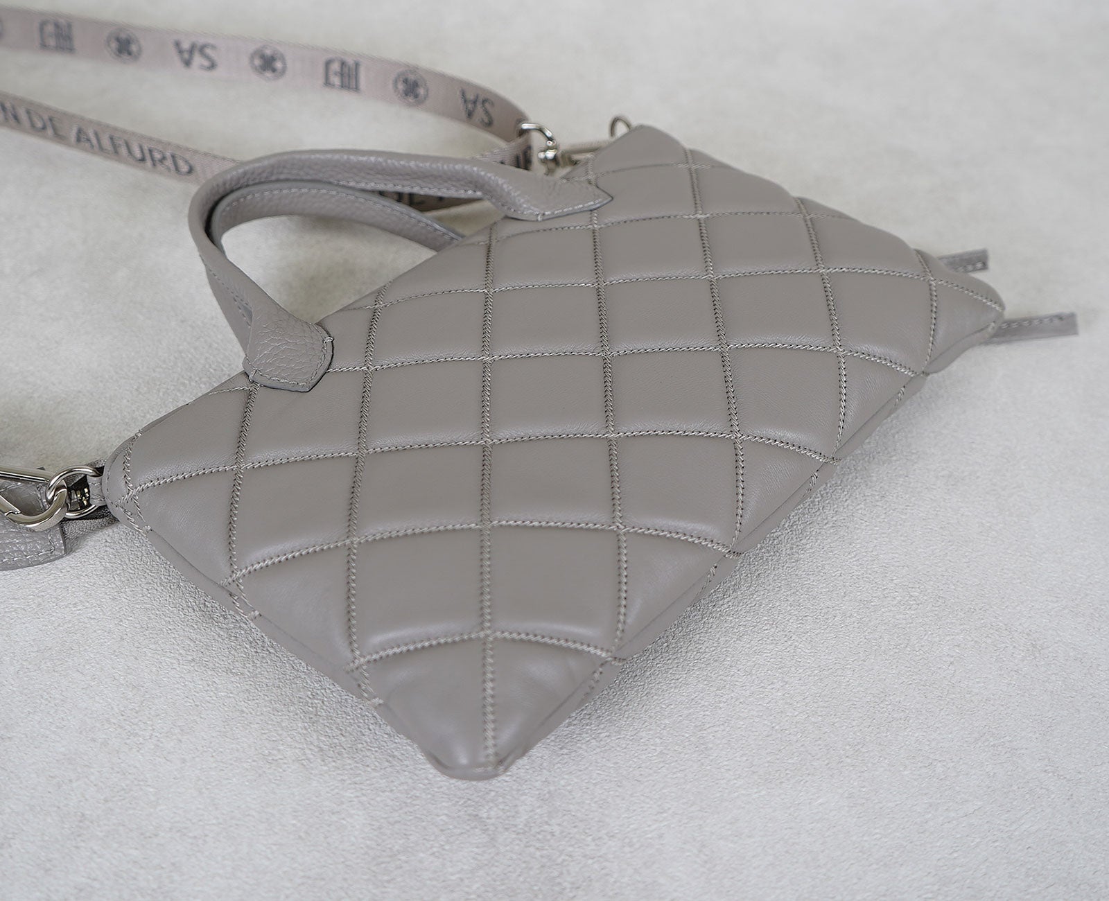 裏面はあえてシンプルに。革の上質な風合いと手触りを存分に味わえます