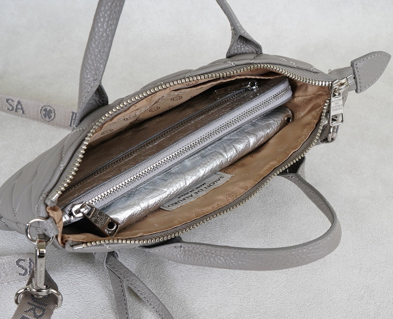 長財布も横にしてジャストサイズで収納できる、安心のサイズ感