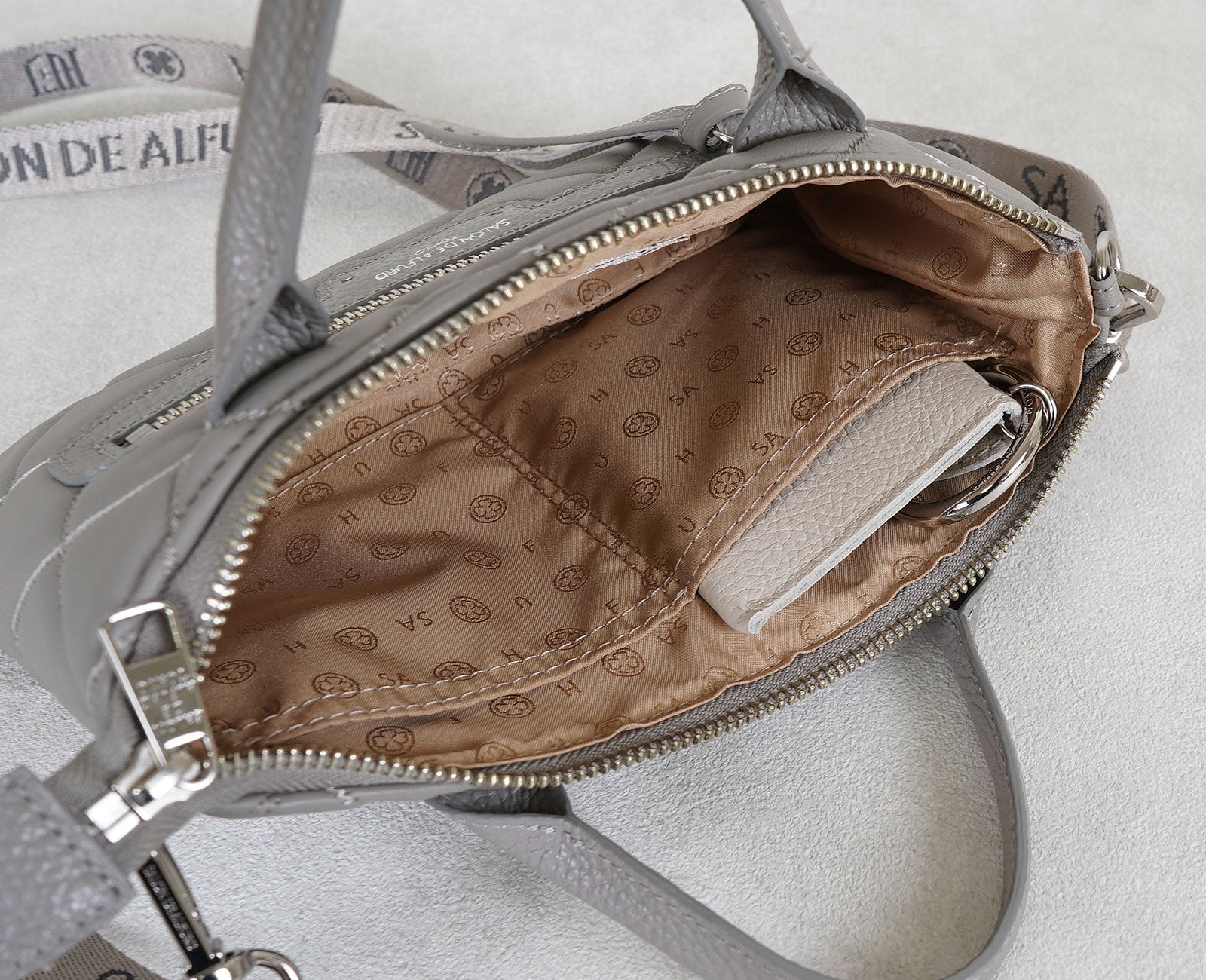 バッグ内側には2つのオープンポケットを装備。迷子になりがちな小さな小物を収納するのに便利です