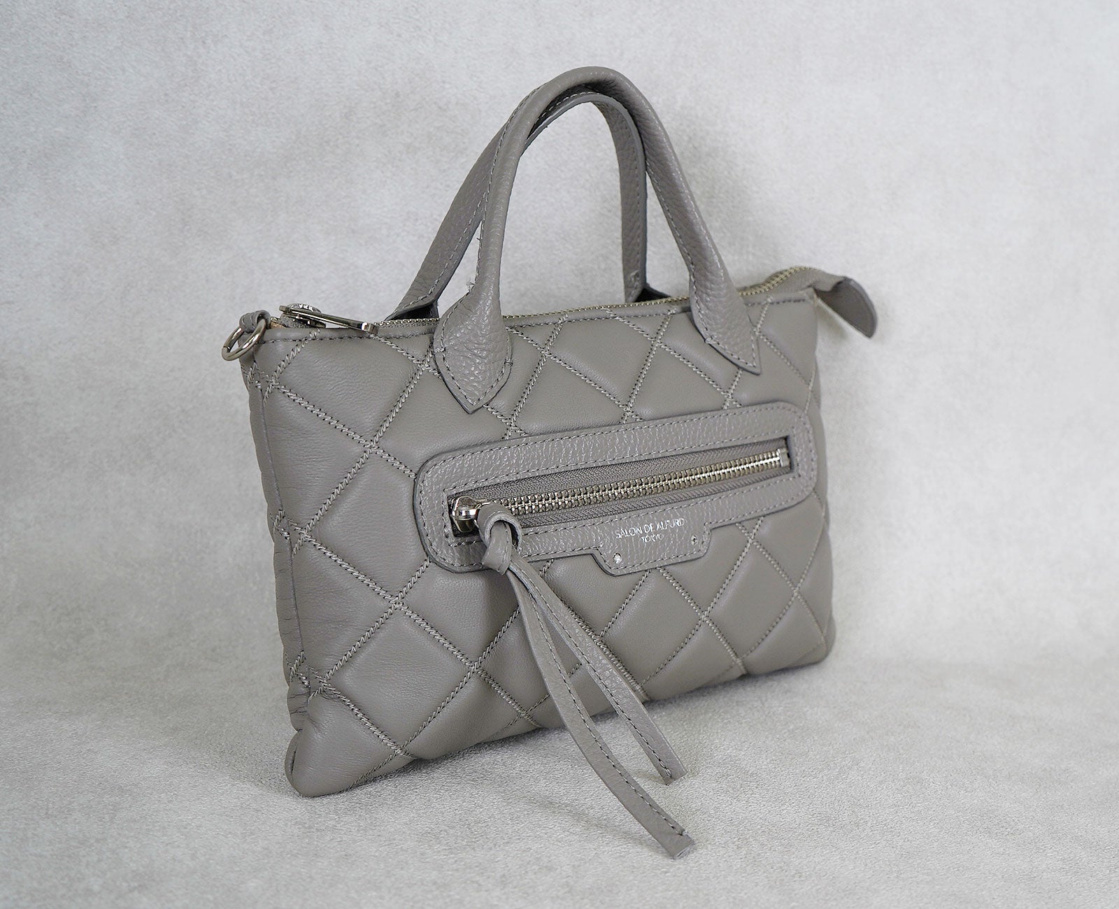 長財布、スマホ、鍵などお出掛けの必需をスマートに収納できます