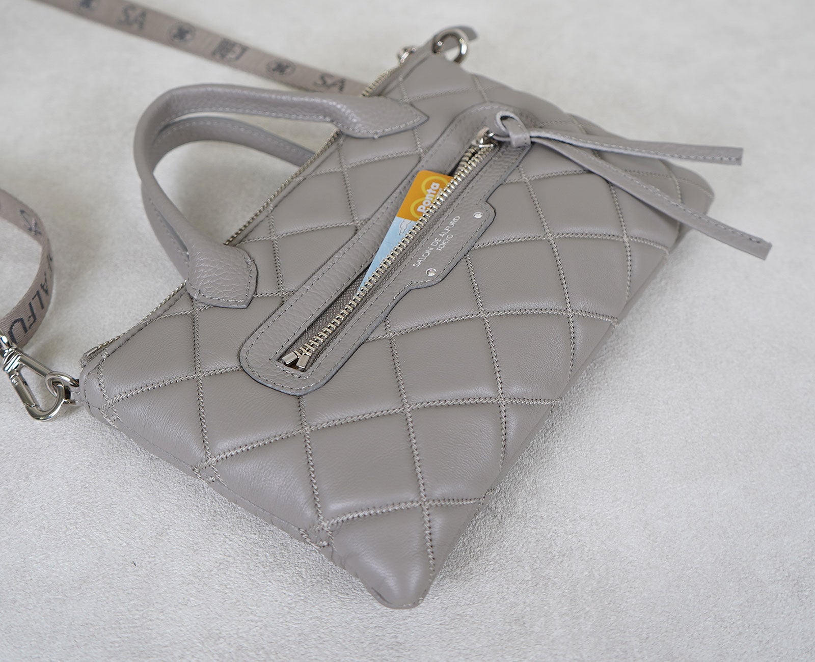 デザインのアクセントになる表面のファスナーポケットは、カードや小物を入れるのにも最適