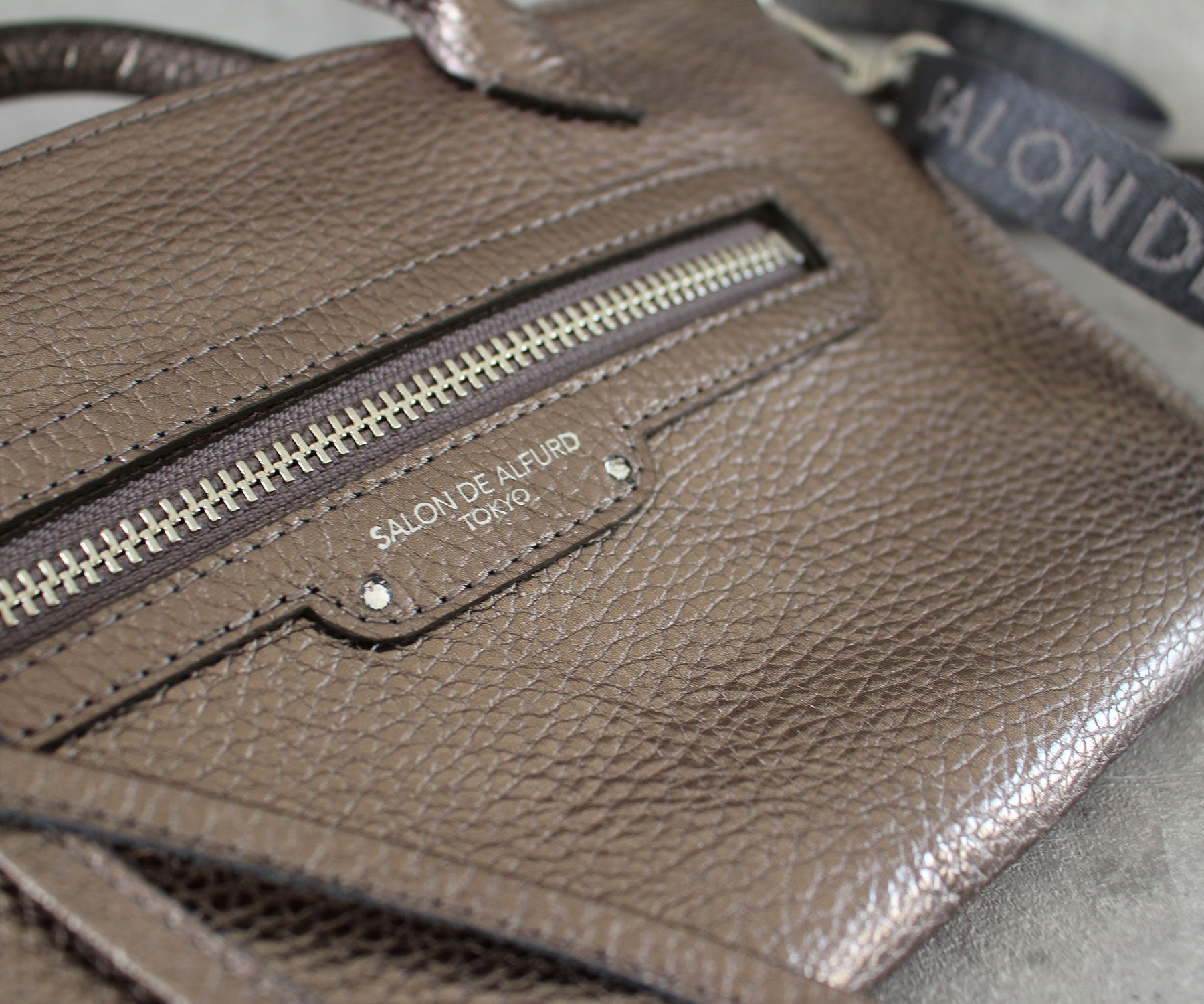 細かなシボが生む上質感。イタリアンシュリンク型押しレザーを採用。