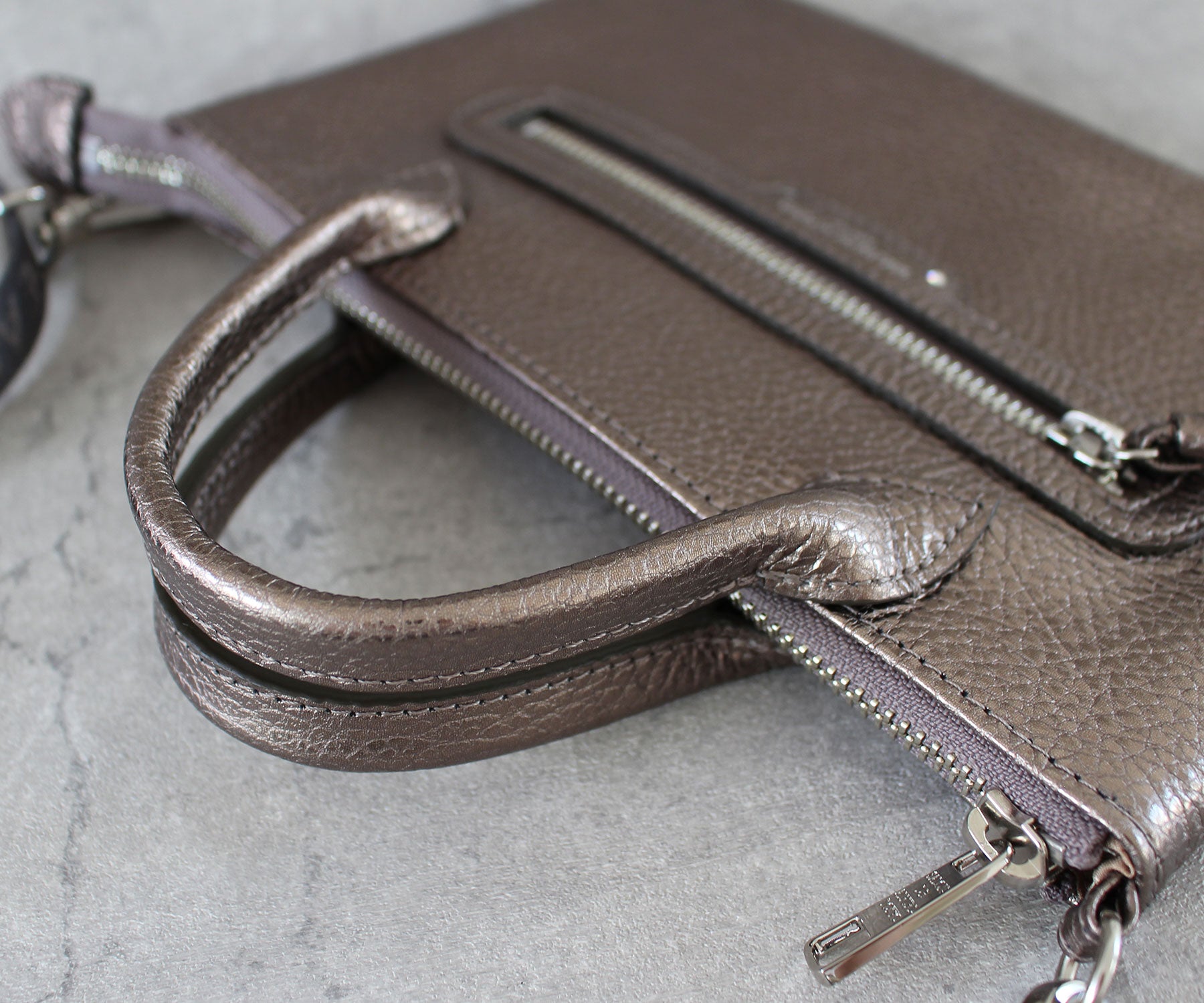 優美な丸みを描くハンドルは、ポシェットスタイルでもクラシカルな雰囲気ときちんと感を添えてくれます。