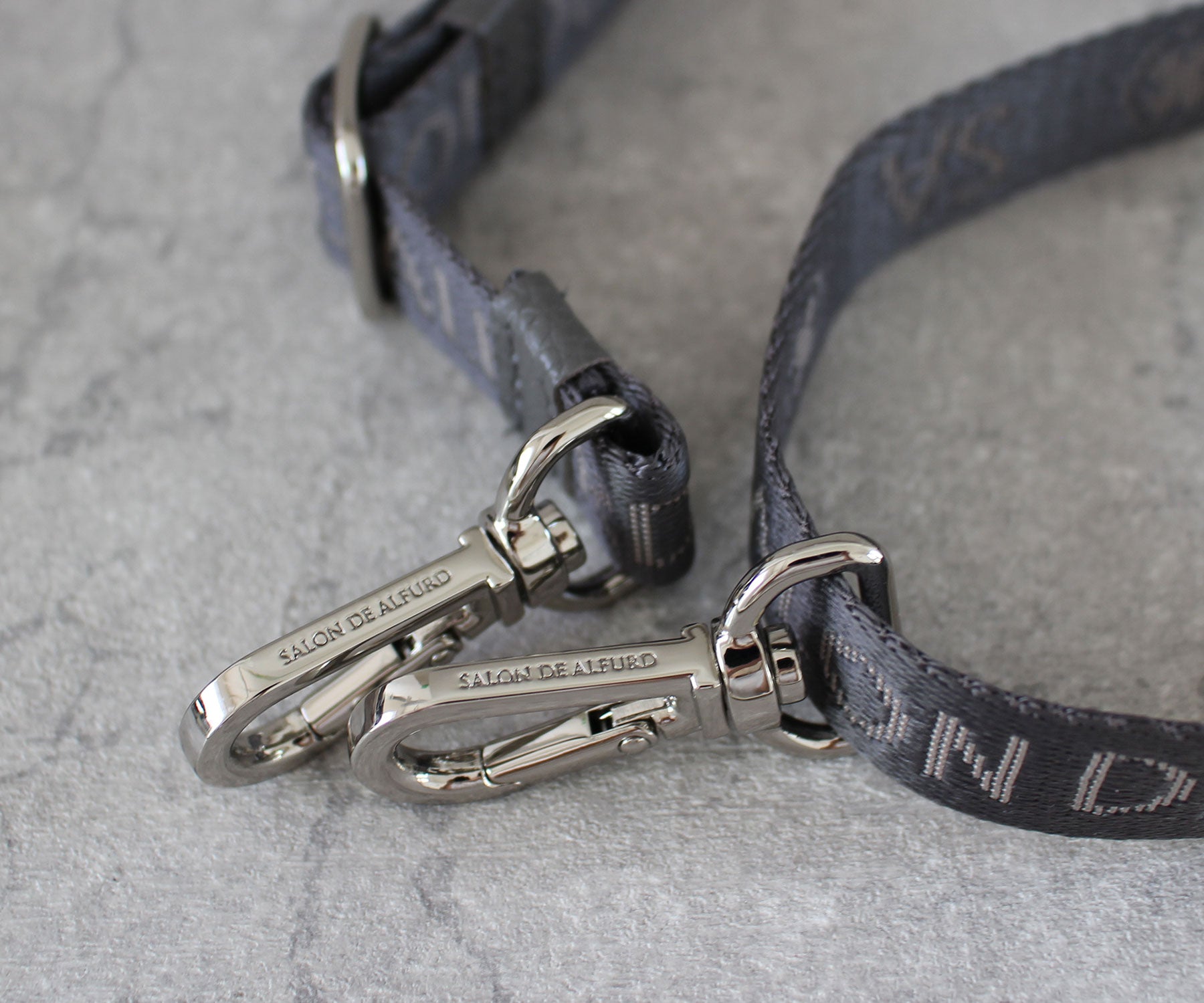 ロゴ入り金具を採用し、細部まで丁寧に仕上げました。