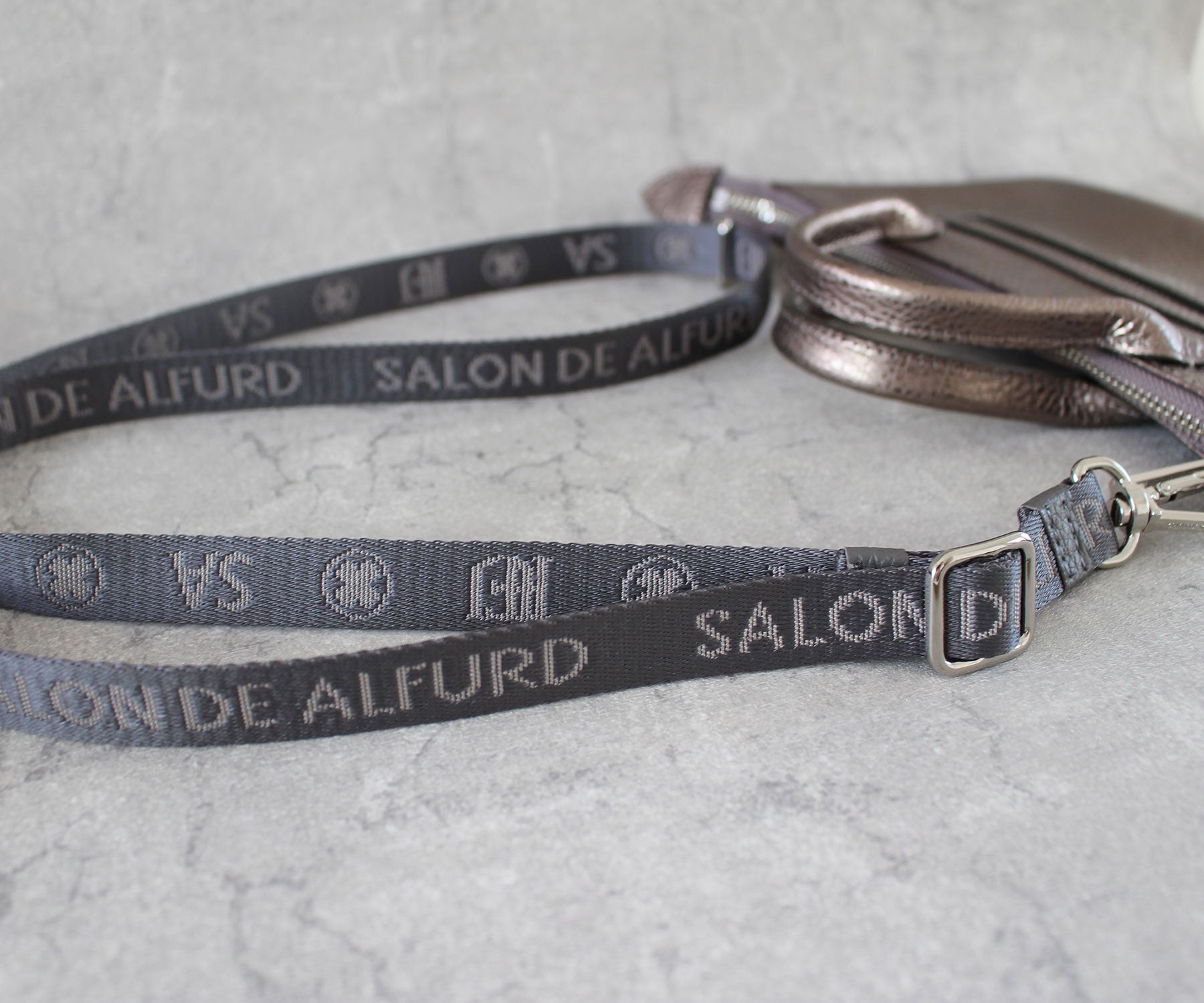 ロゴ入りショルダーが、スタイリングに洗練を添えます。