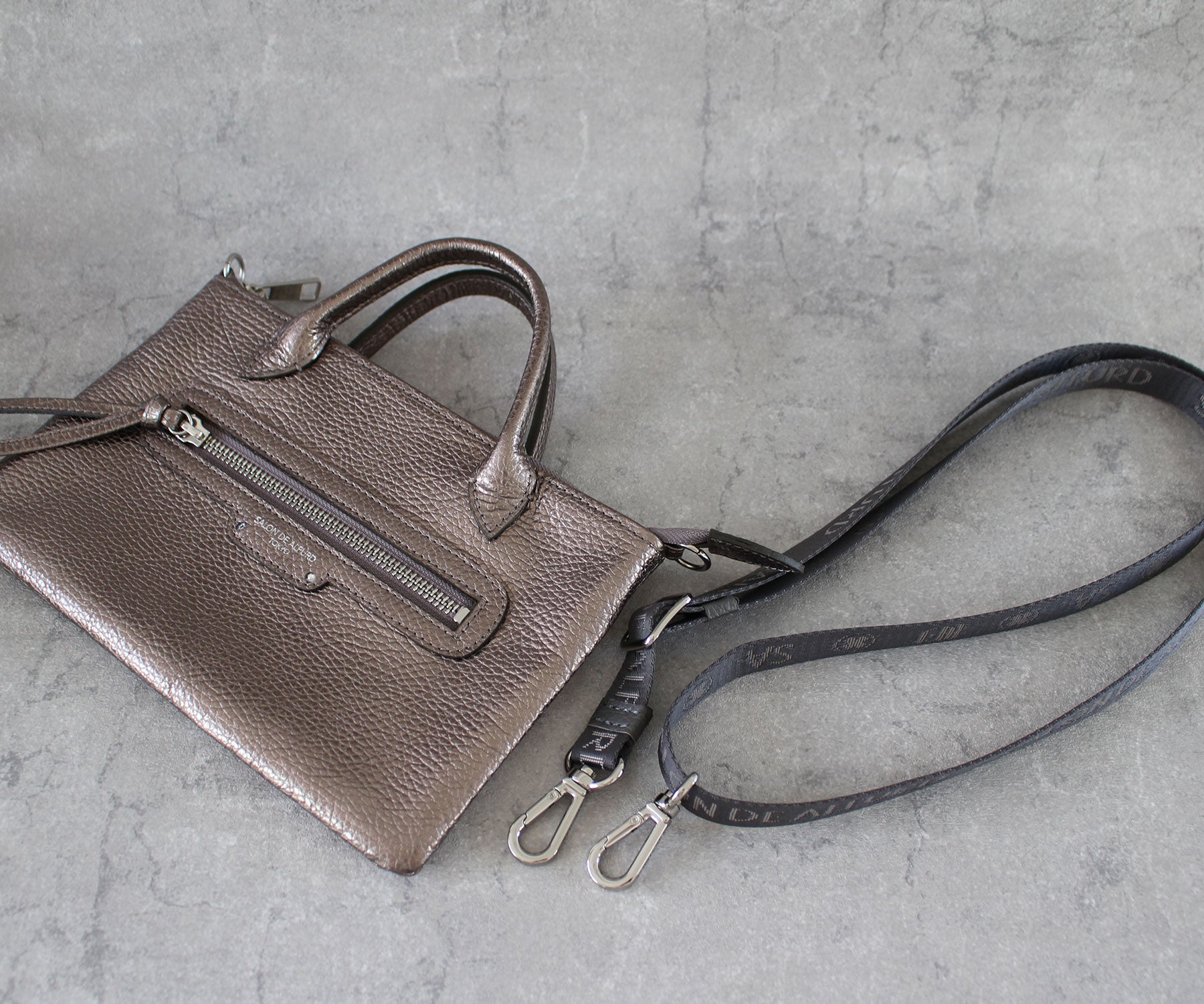 着脱式のロングショルダー付き。ハンドバッグにもショルダーにも、2WAYで楽しめます。