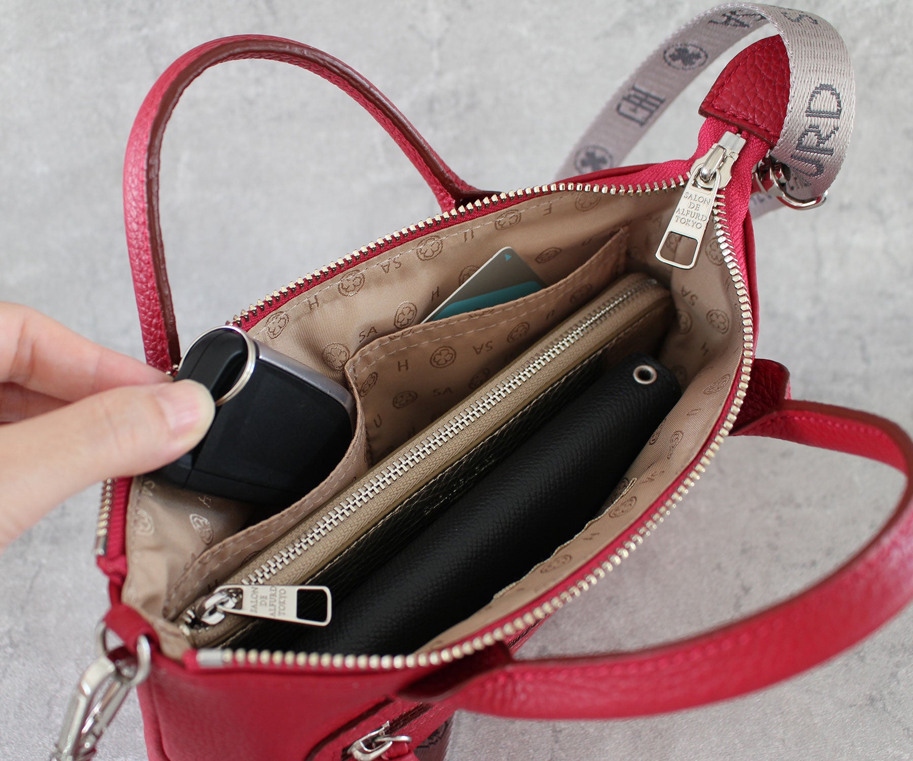 バッグ内側には2つのオープンポケットを装備。迷子になりがちな小さな小物を収納するのに便利です。