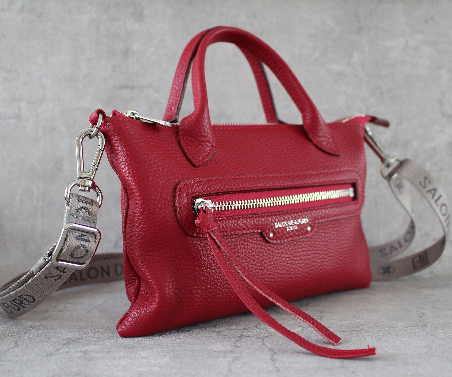 長財布、スマホ、鍵などお出掛けの必需をスマートに収納できます。