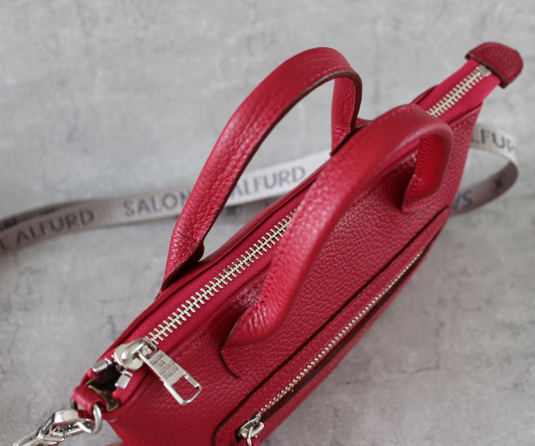 ファスナー付きだから、中身も安心して持ち運べます。