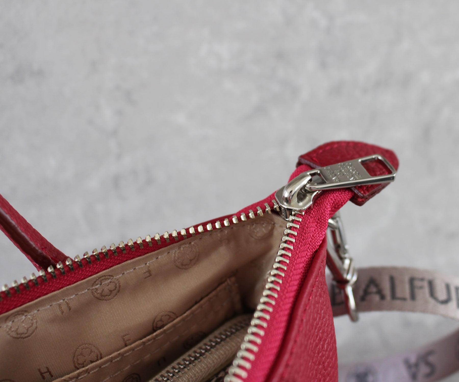 開口部は大きく開き、荷物の出し入れがスムーズです。