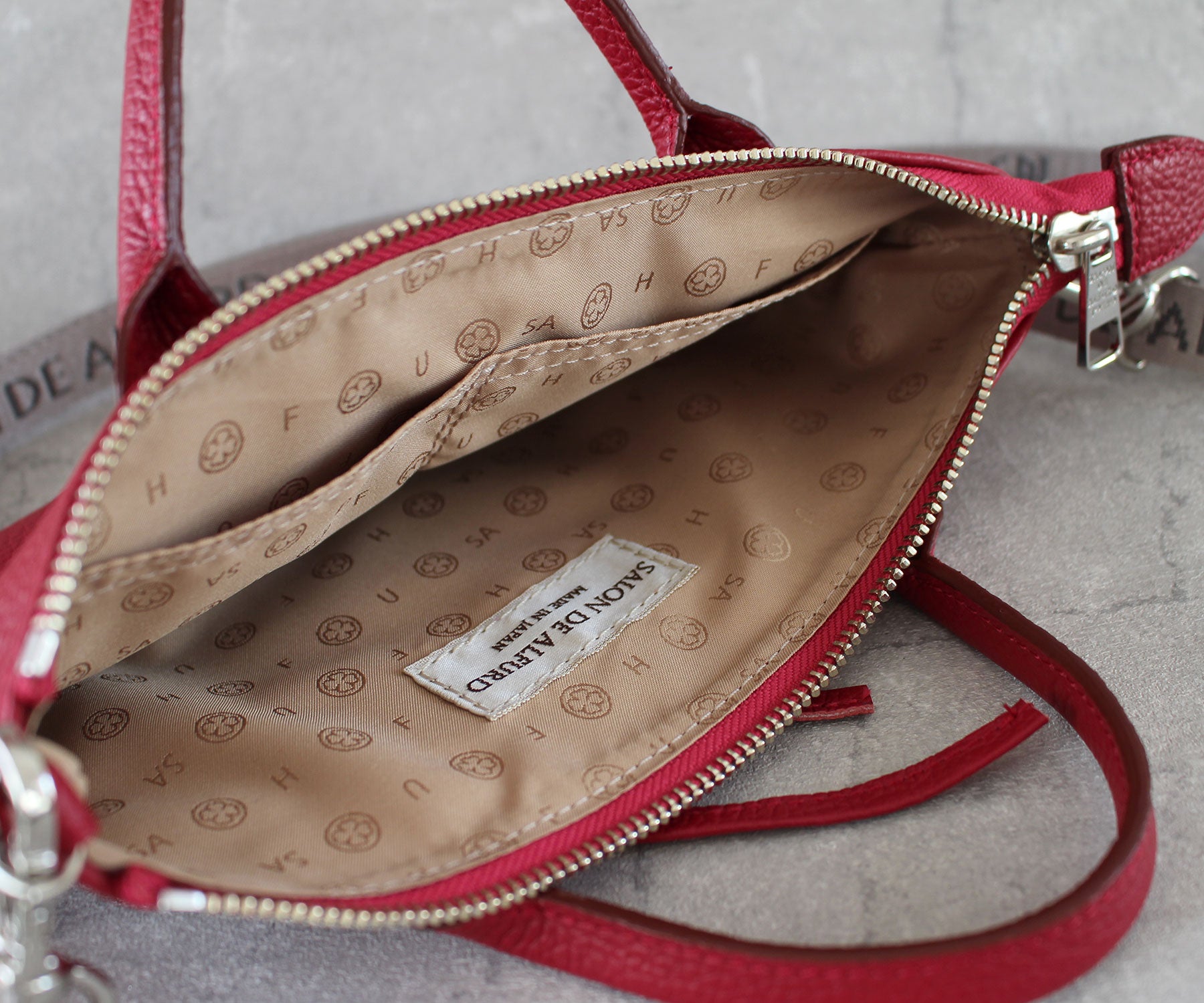 オリジナル裏地を採用。四つ葉のクローバーなどをあしらい、開けるたびにハッピーな気分になれるデザインにこだわりました。