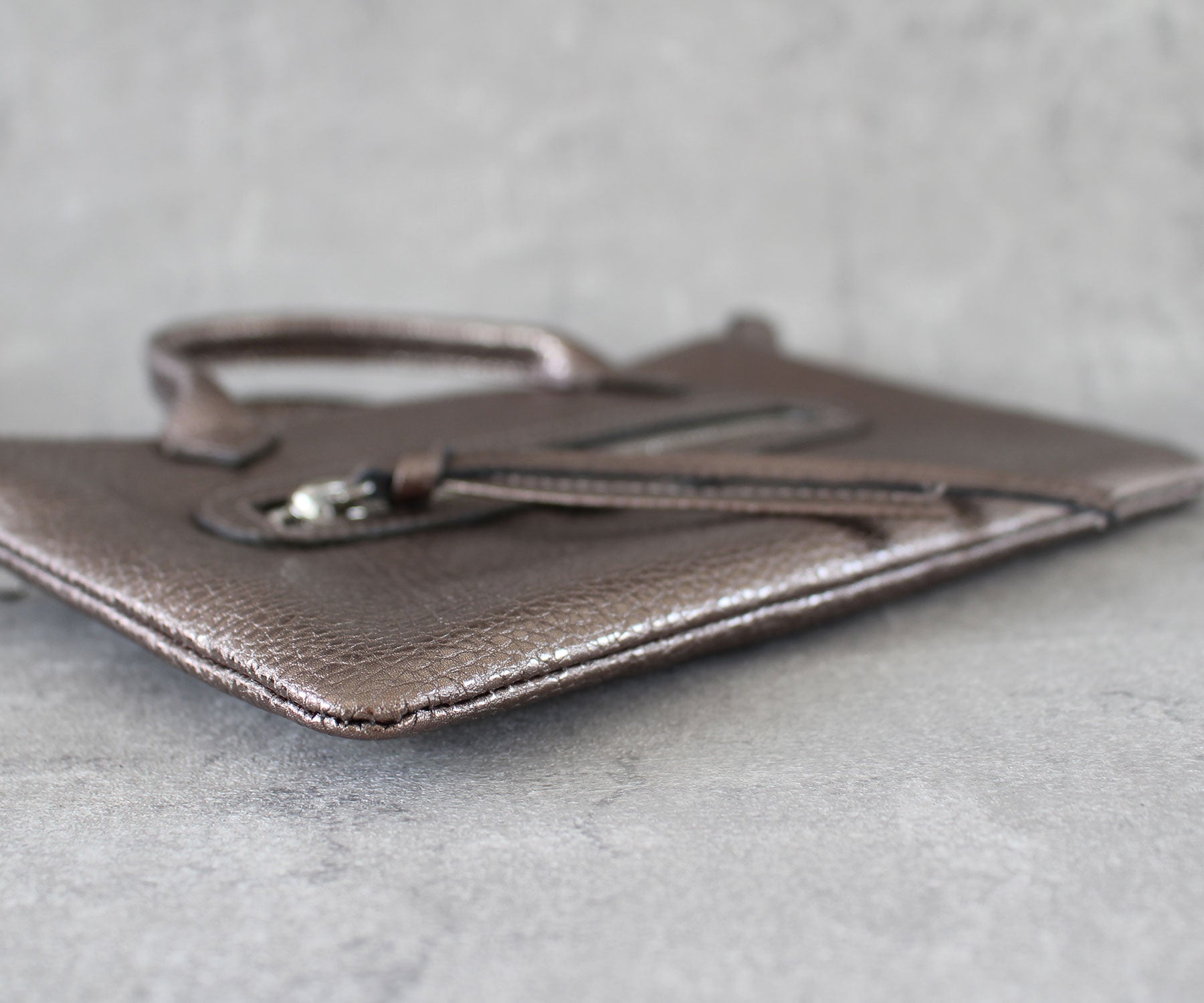 しなやかなレザーが引き立つ、マチなしですっきりとしたボディ。使い勝手も優れています。