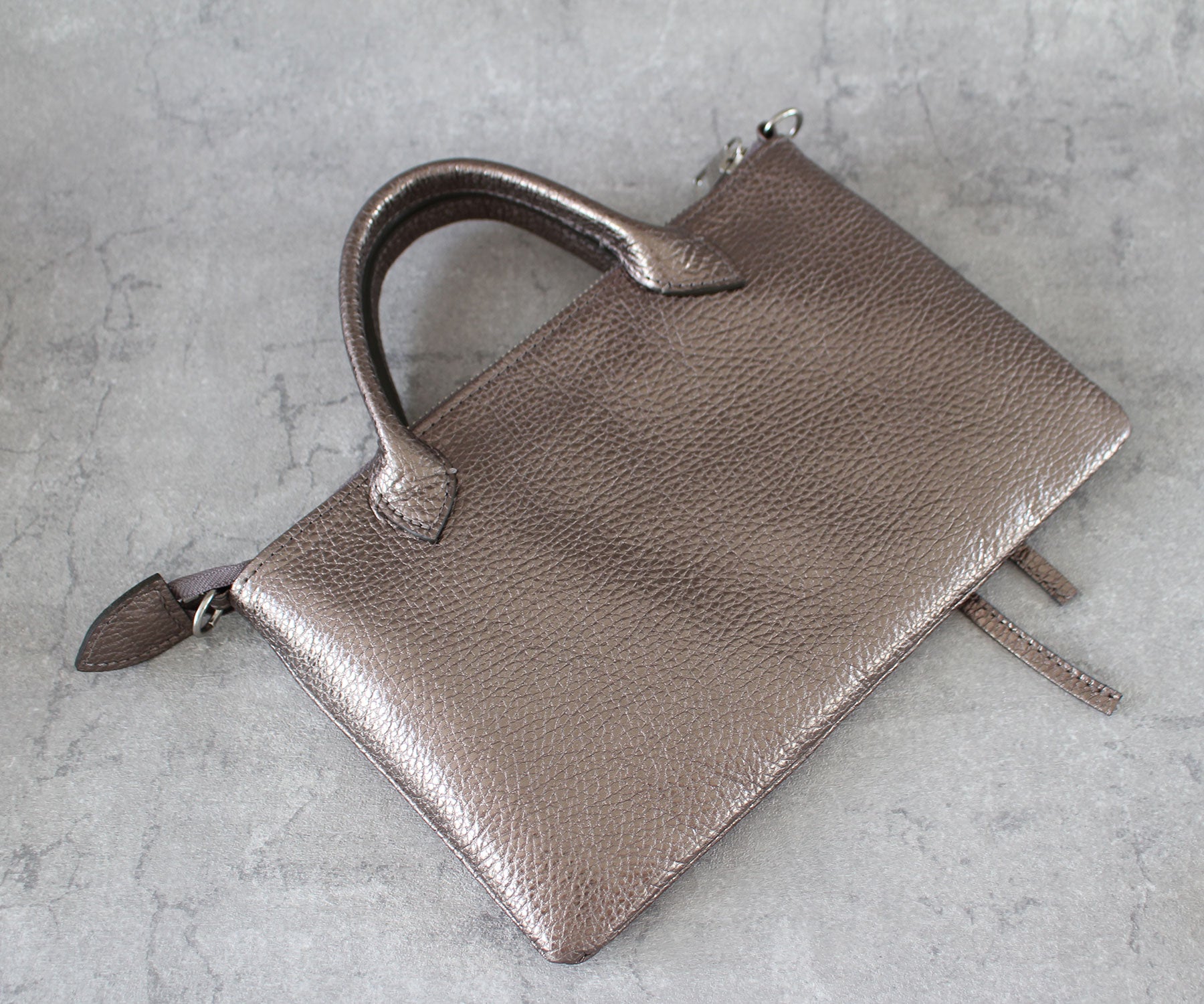 裏面はあえてシンプルに。革の上質な風合いと手触りを存分に味わえます。