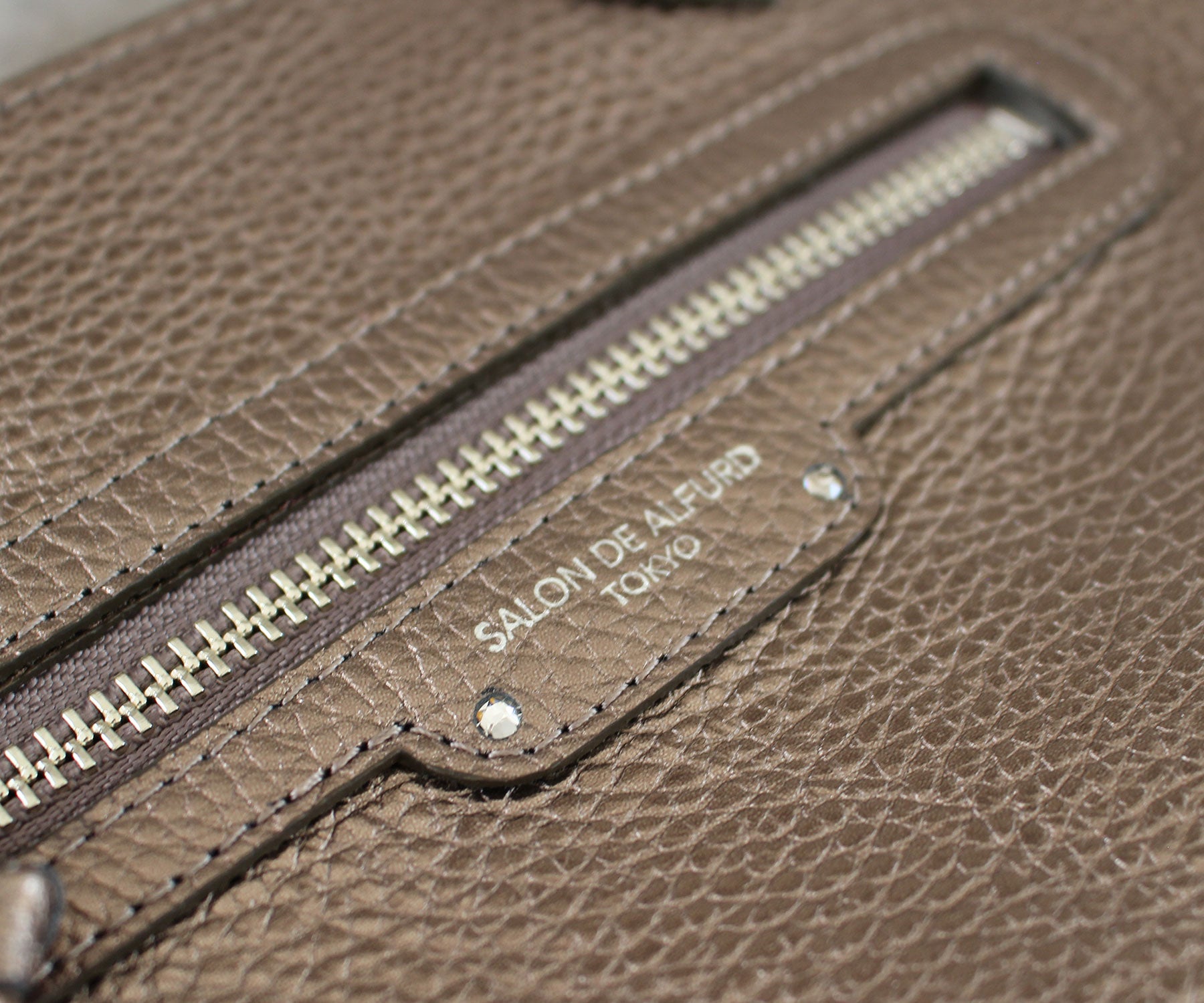 クリスタルガラスのきらめきが、大人の品を引き立てます。