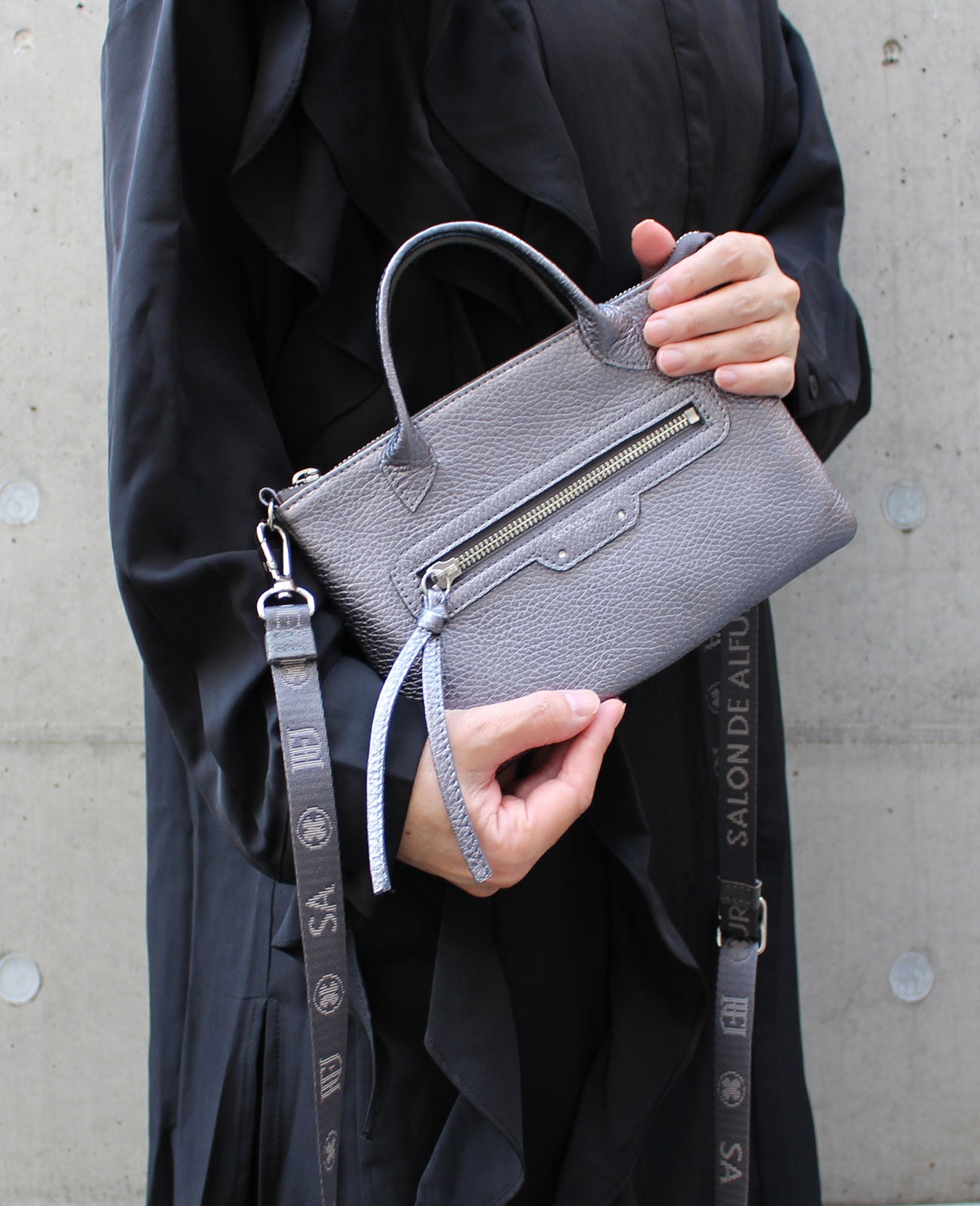 カラー：ダークシルバー