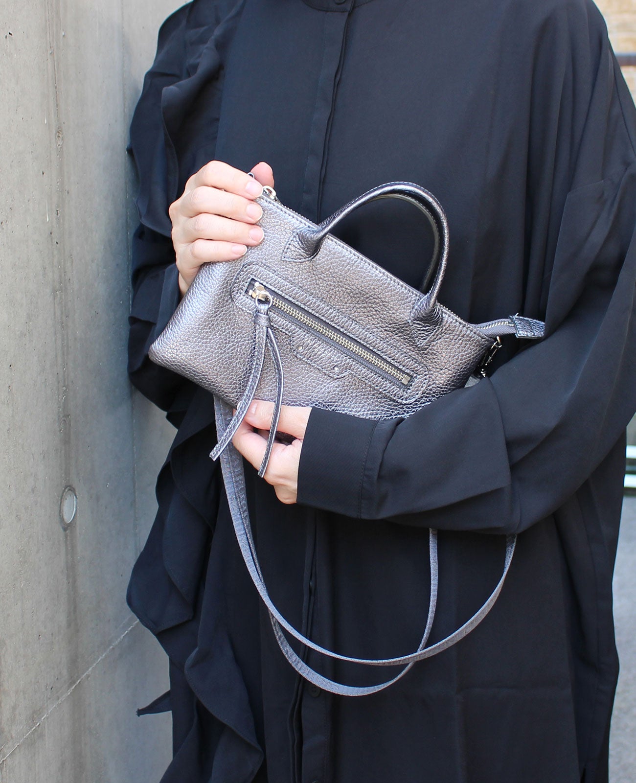 カラー：ダークシルバー