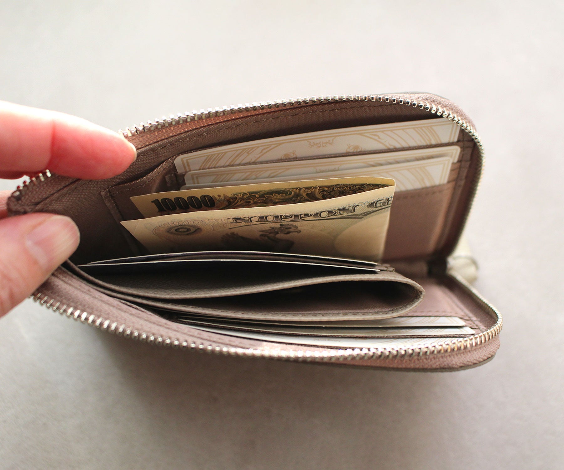 二つ折りのお札も、すっきり美しく収納。