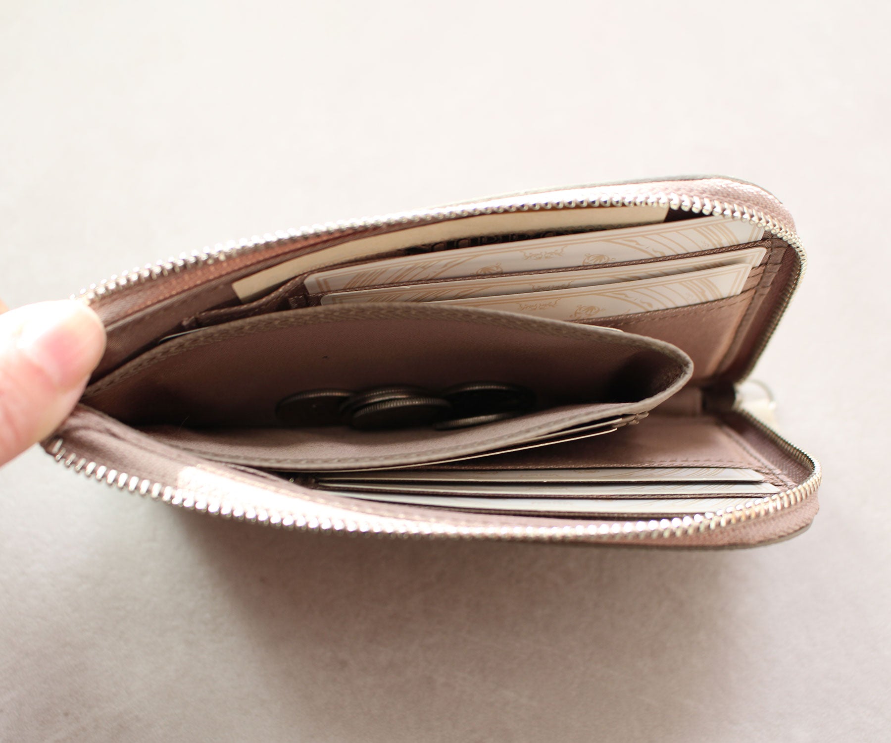 ワンアクションで取り出せる、ファスナーレスのコインケース。