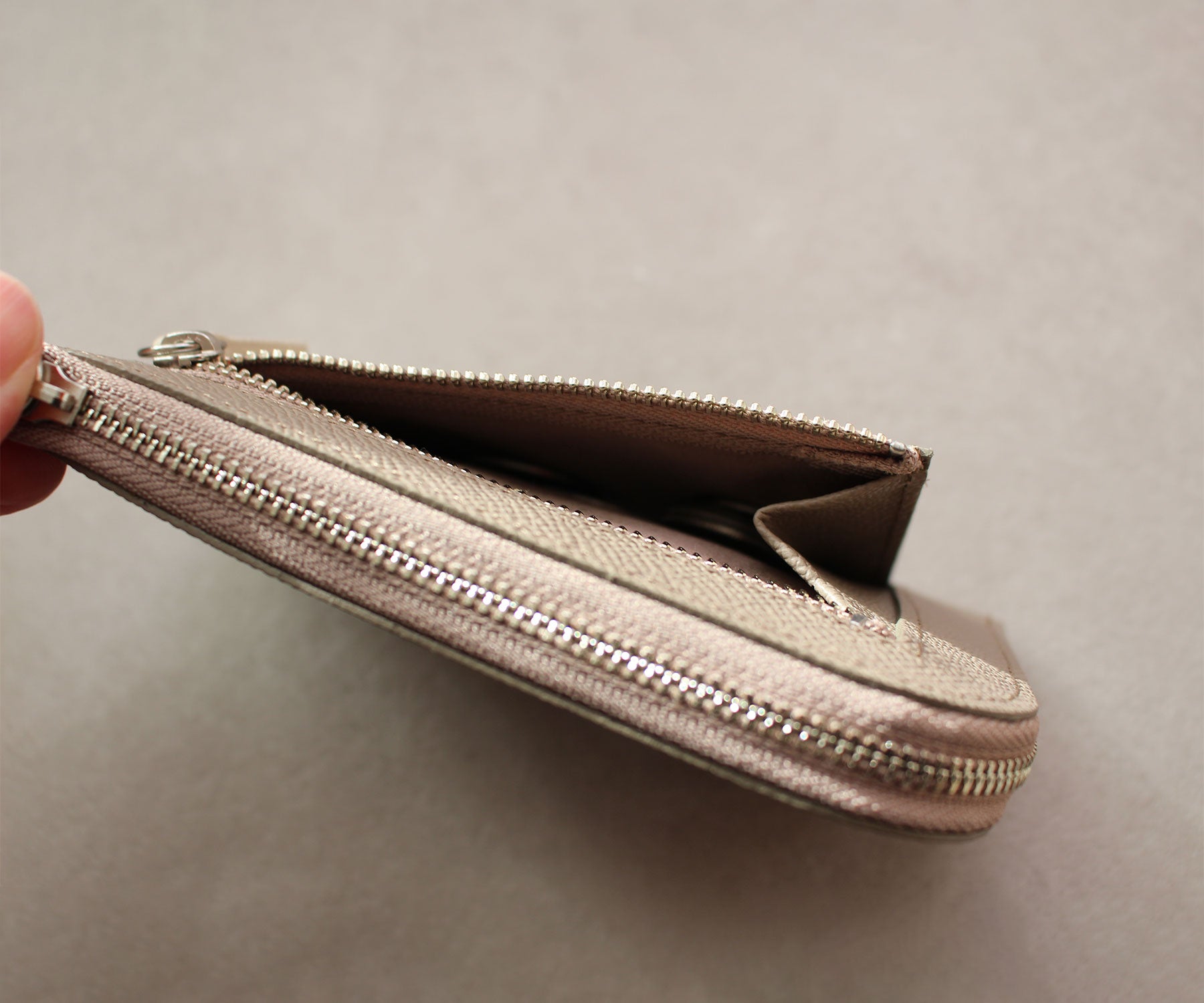 片側マチ付きで使いやすい、外側ファスナーポケット。