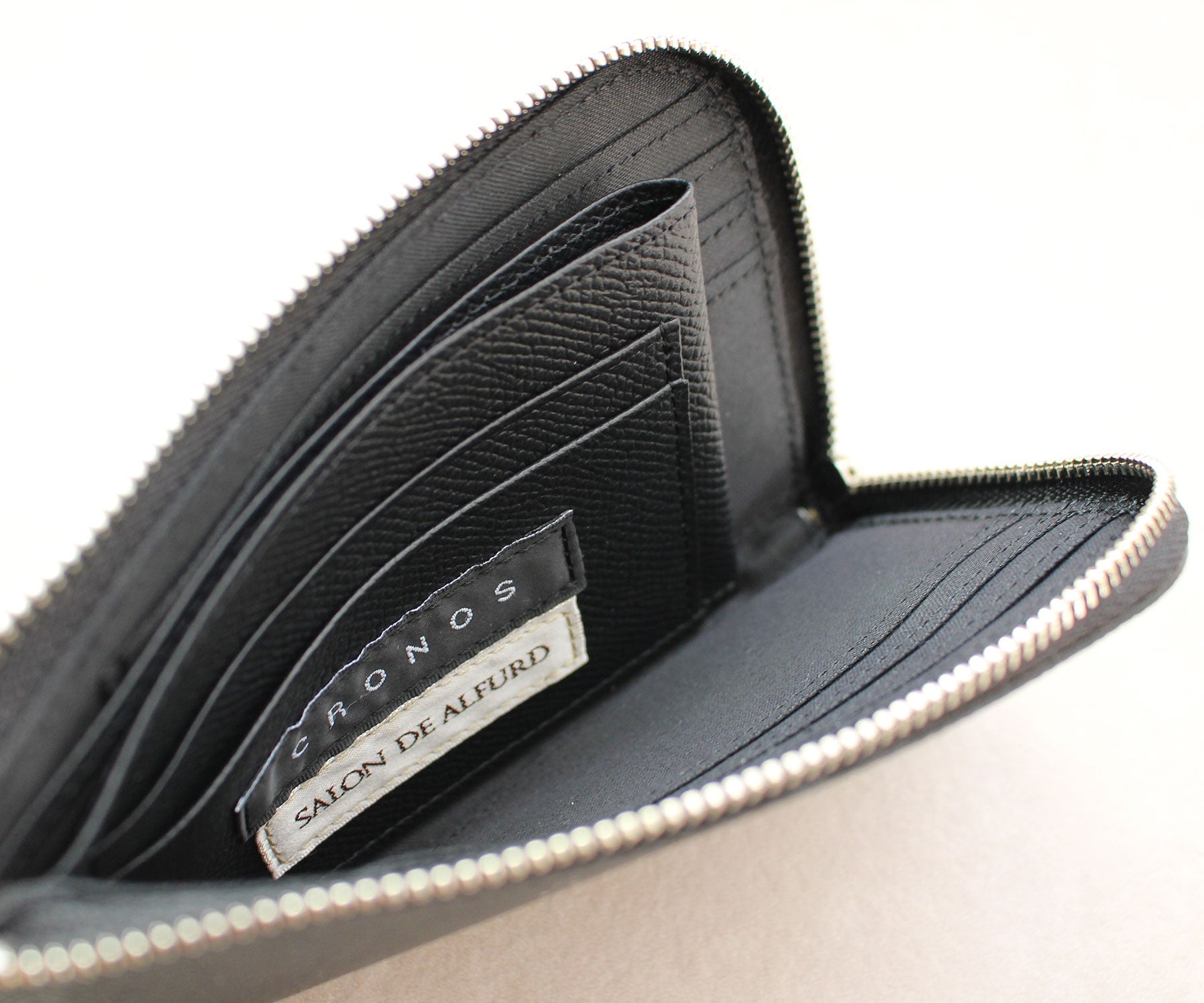 内側のコインケースにも、贅沢にカーフスキンを採用。開けた瞬間にも満足感を。