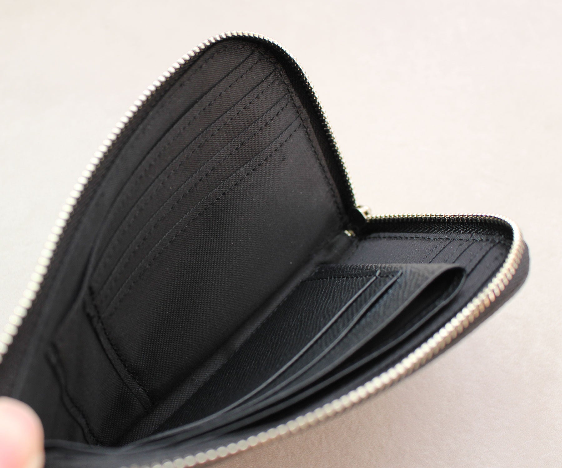 表面レザーとの調和を考えた、落ち着いた裏地カラー。