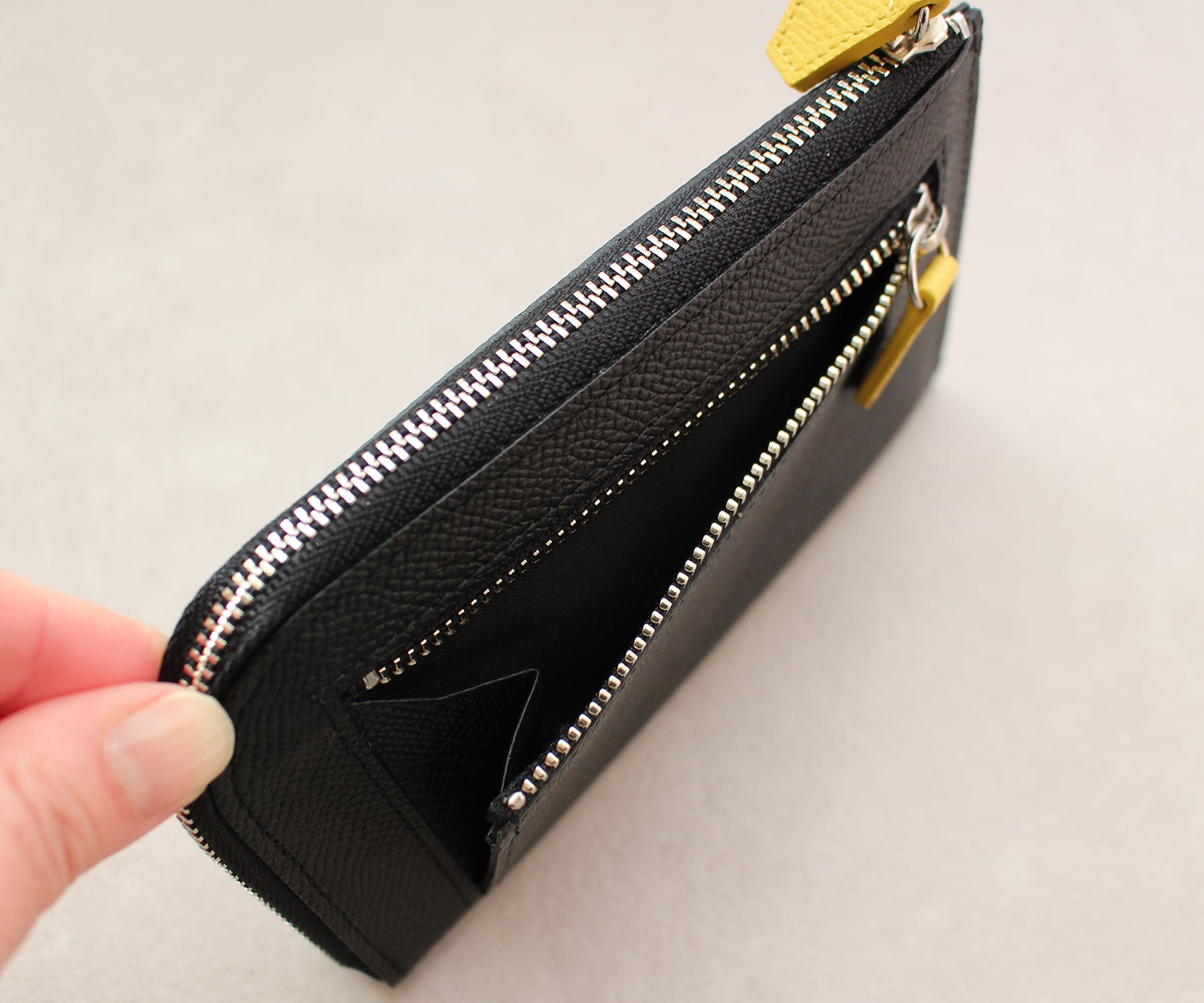 よく使うものを素早く取り出せる、外側ファスナーポケット。