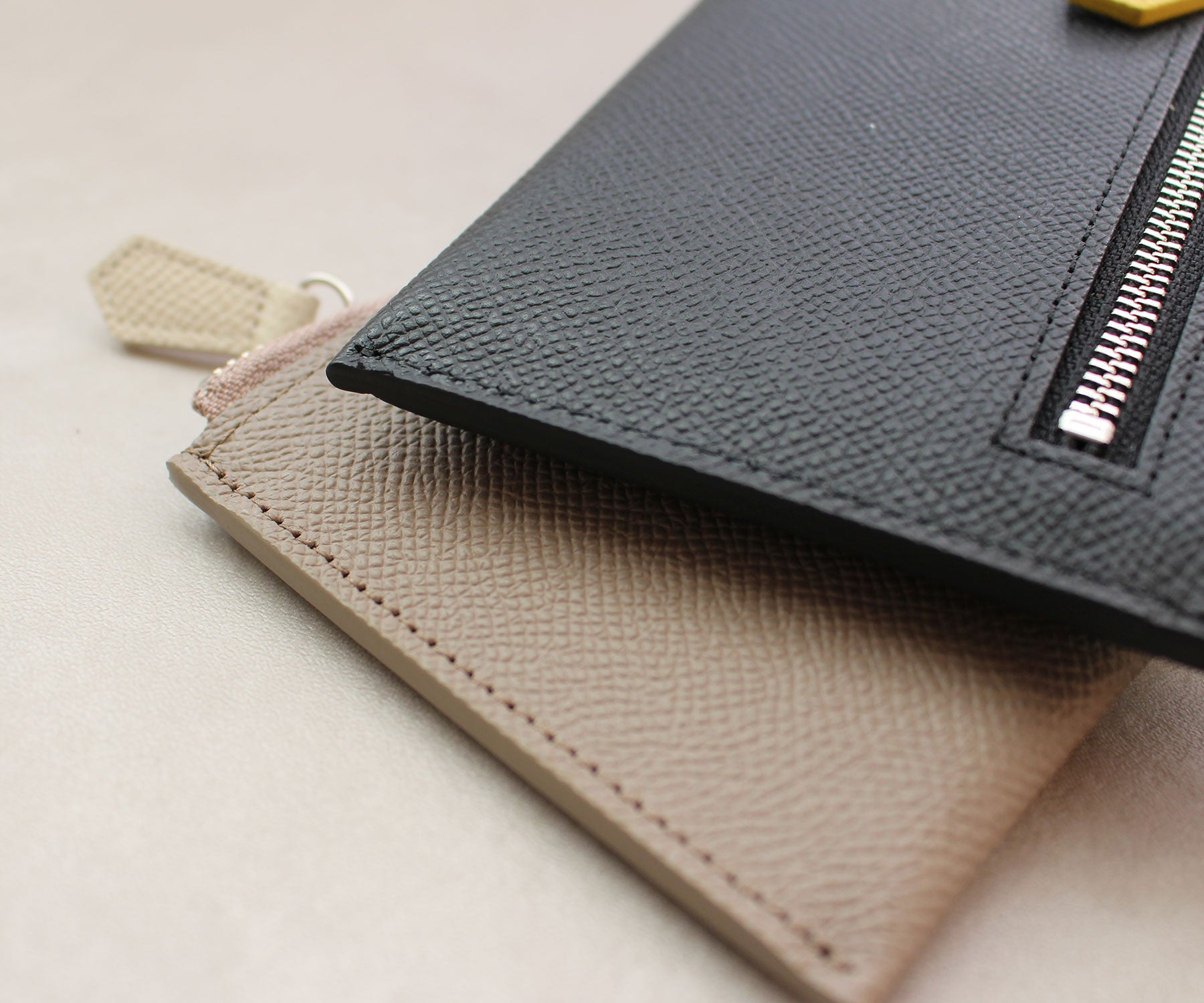 手間を惜しまない工程が生む、均一で美しいコバ。