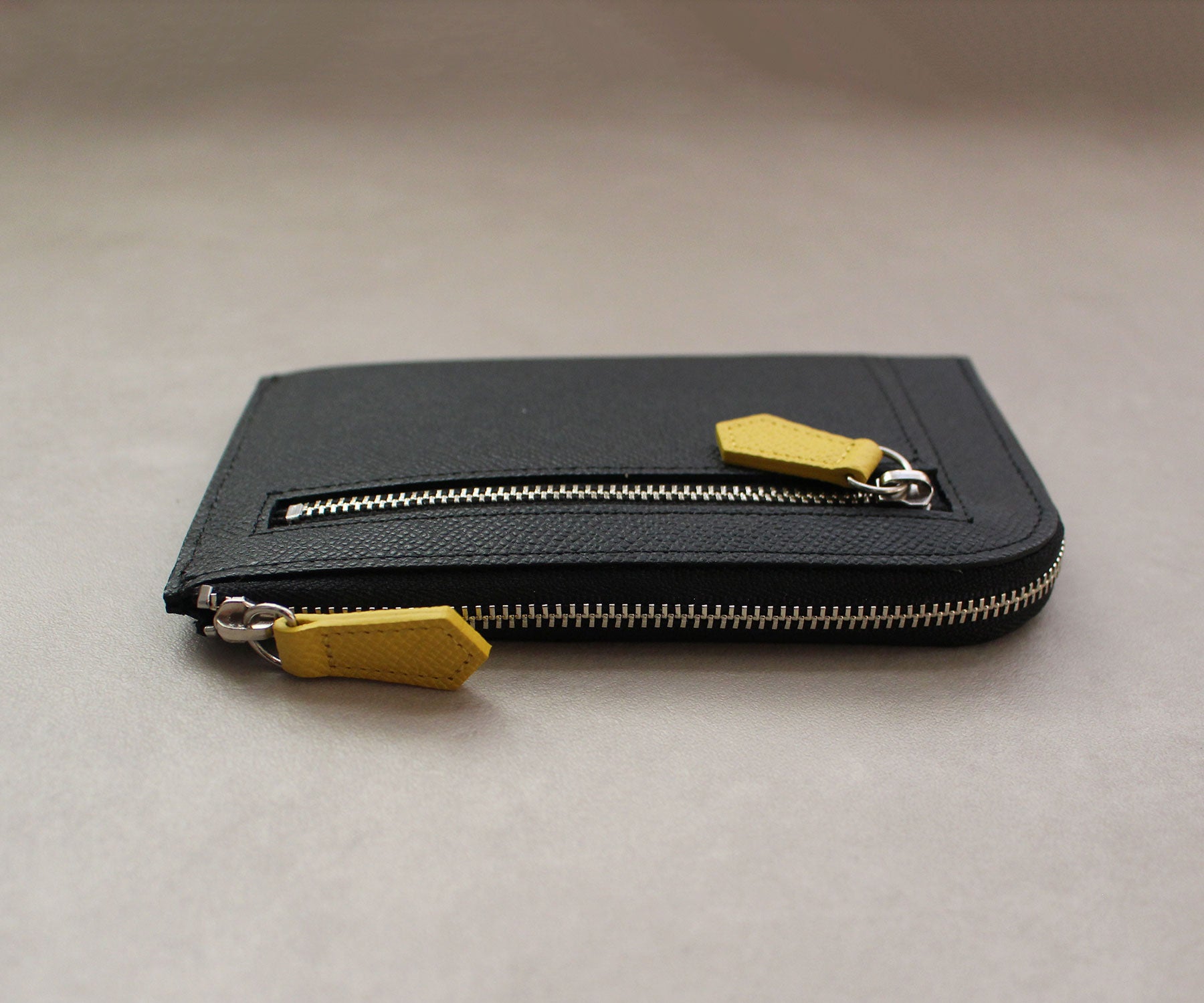 日常をスマートに変える。ポケットにすっと収まる、計算された薄さ。