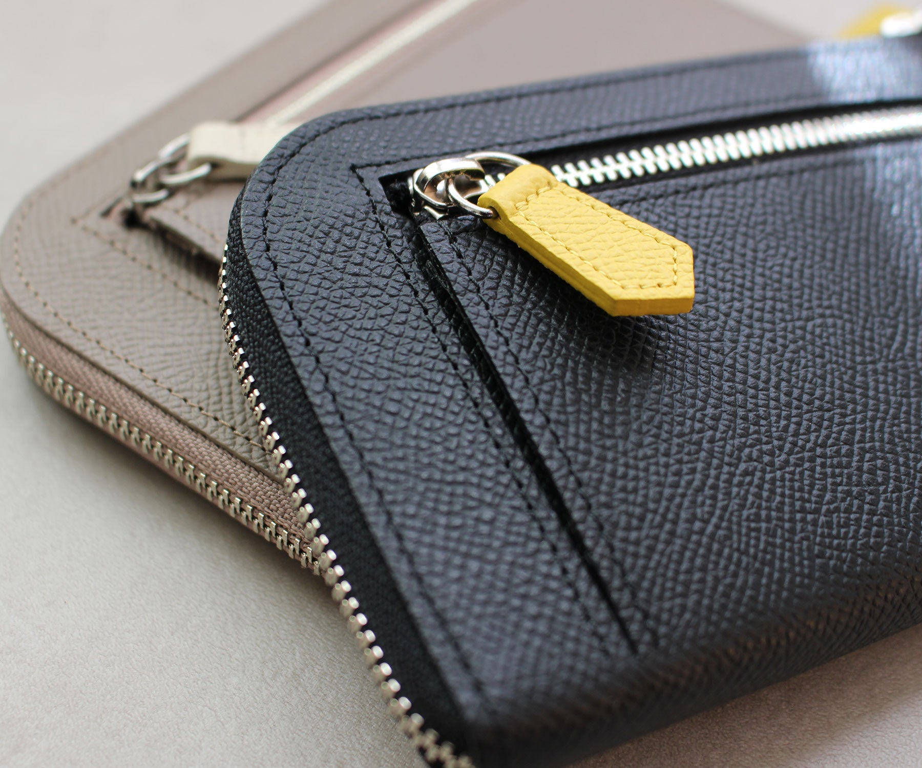 性別を問わず手元に映える、端正なフォルムと本革の品格。