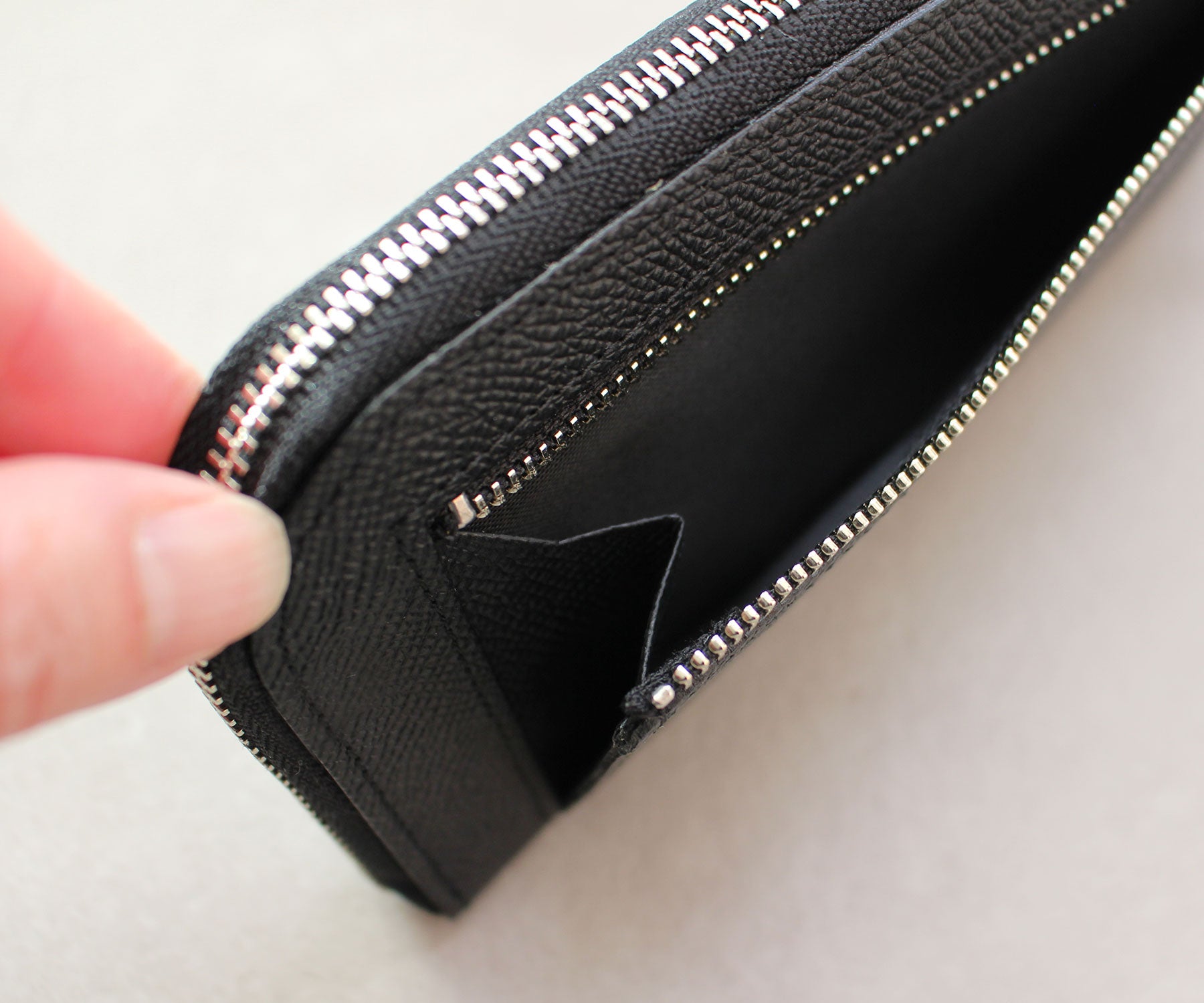 よく使うものを素早く取り出せる、外側ファスナーポケット。