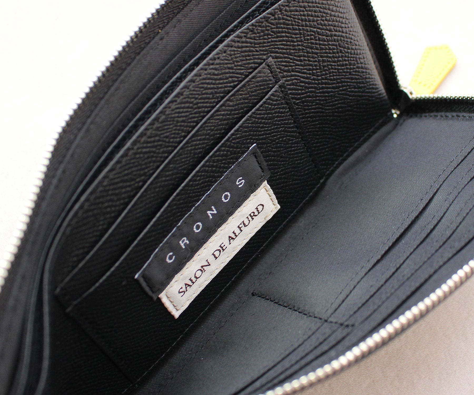 内側のコインケースにも、贅沢にカーフスキンを採用。開けた瞬間にも満足感を。