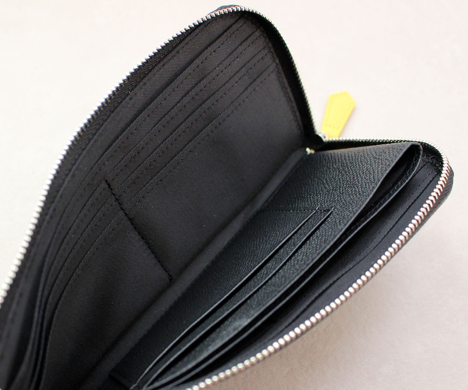 表面レザーとの調和を考えた、落ち着いた裏地カラー。