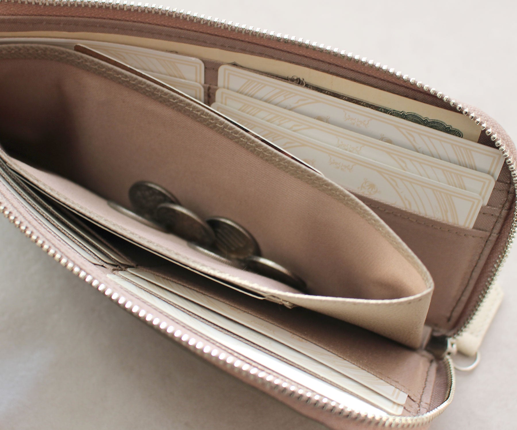 ワンアクションで取り出せる、ファスナーレスのコインケース。