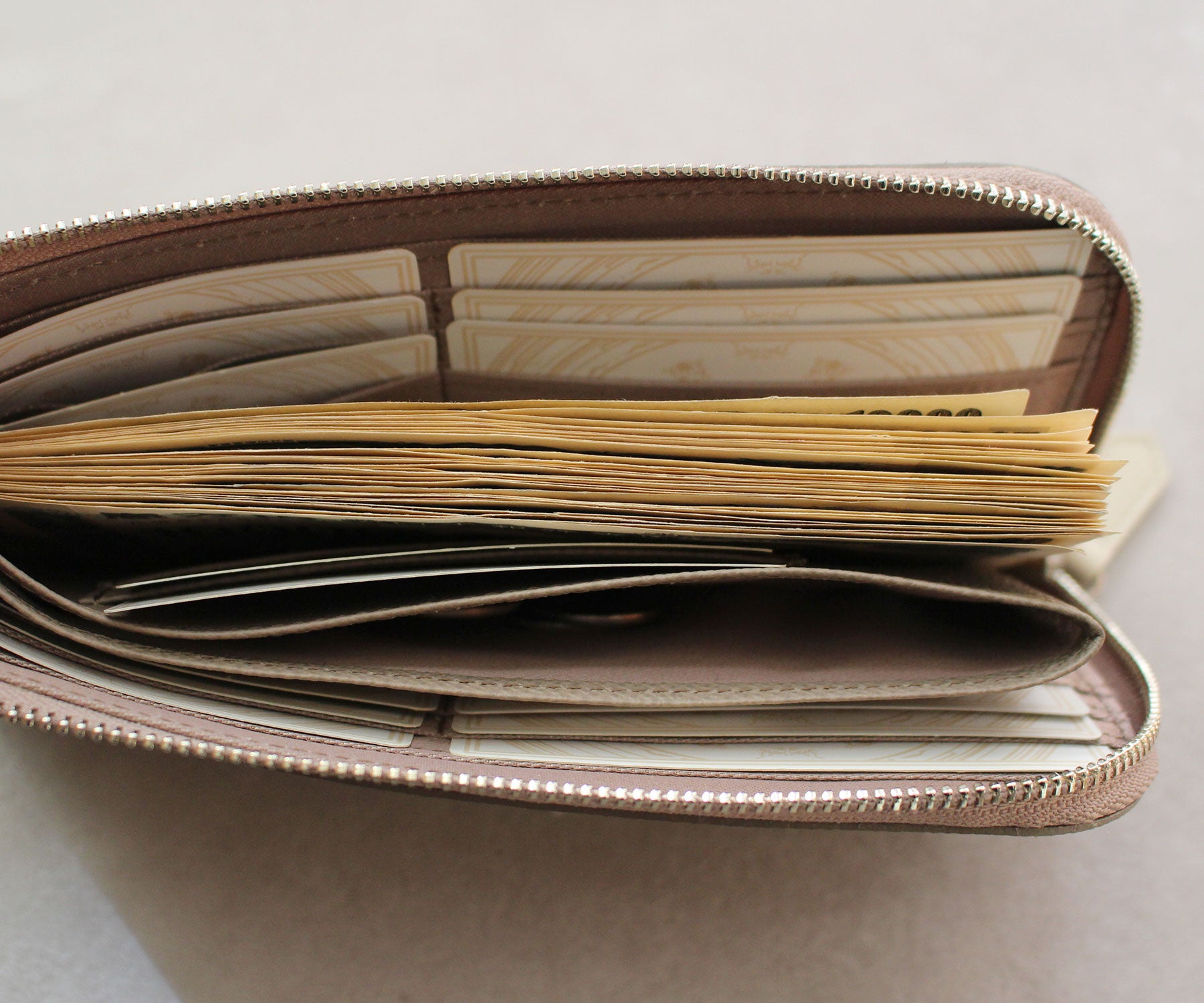 お札が多い日も、折らずにスマートに収納。